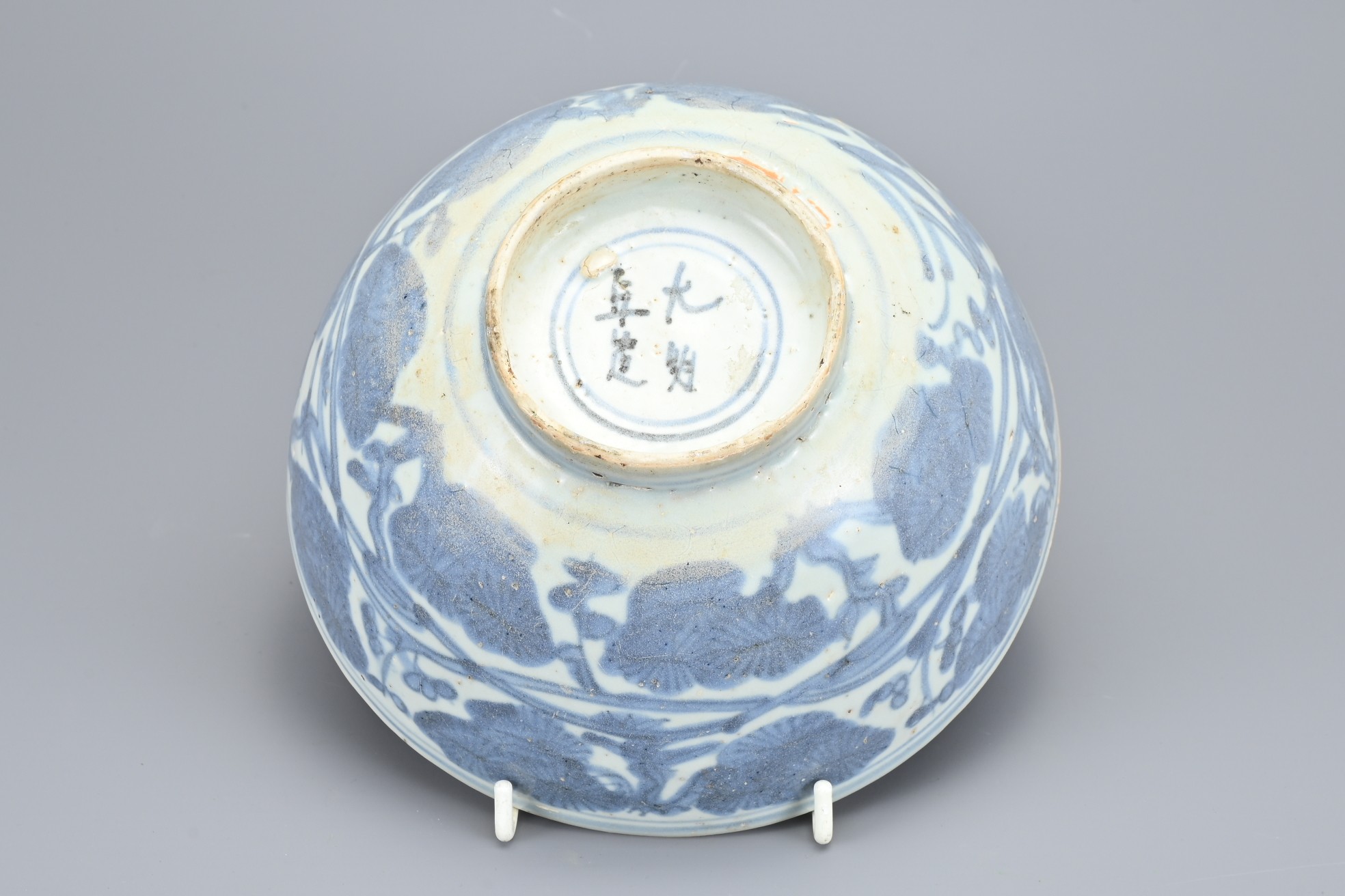 A CHINESE BLUE AND WHITE PORCELAIN BOWL, MING DYNASTY, 16TH CENTURY. Extensively decorated with a - Image 7 of 8