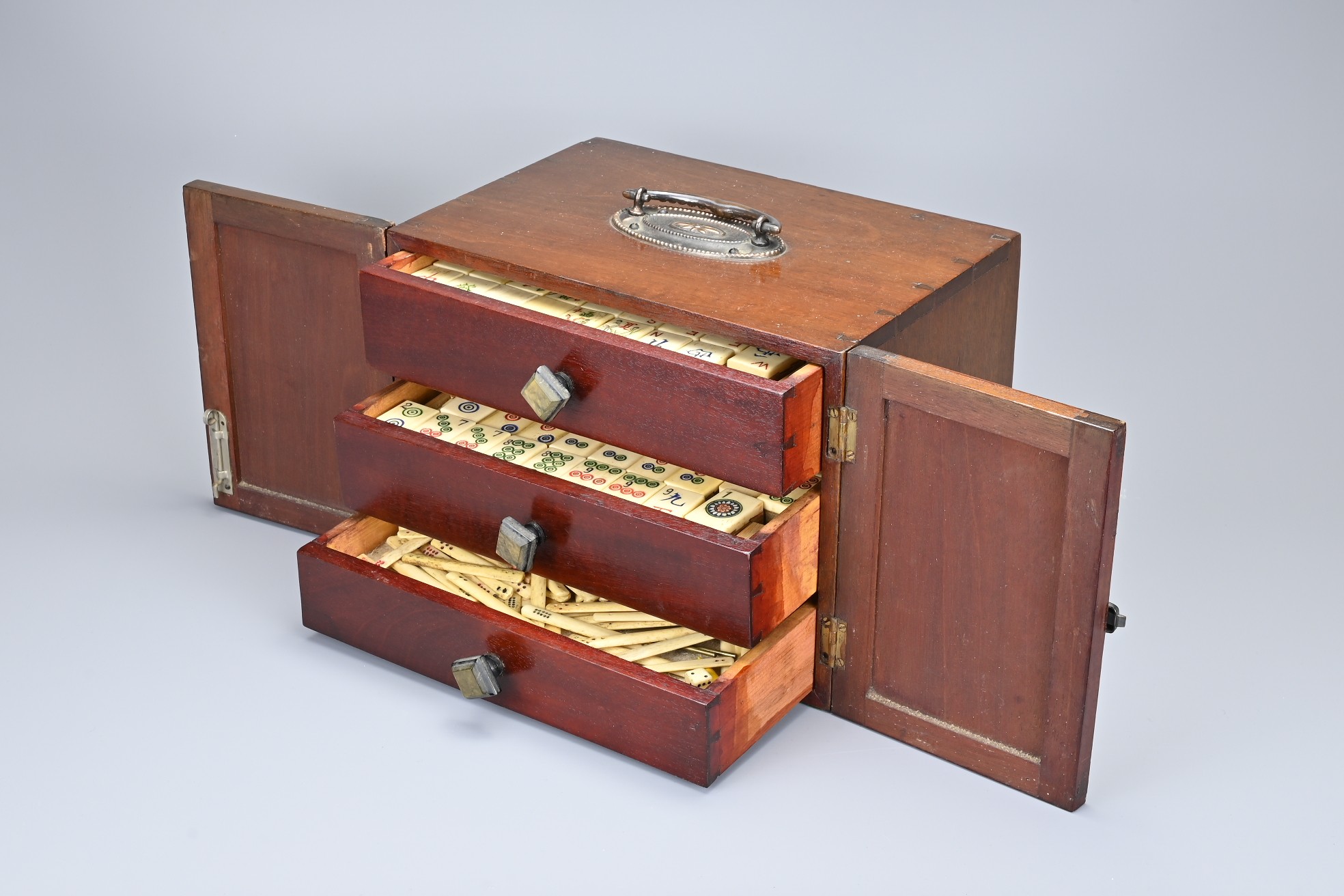 A CHINESE BOXED MAHJONG SET, EARLY 20TH CENTURY. Bone and bamboo pieces within a hardwood carrying - Image 6 of 8