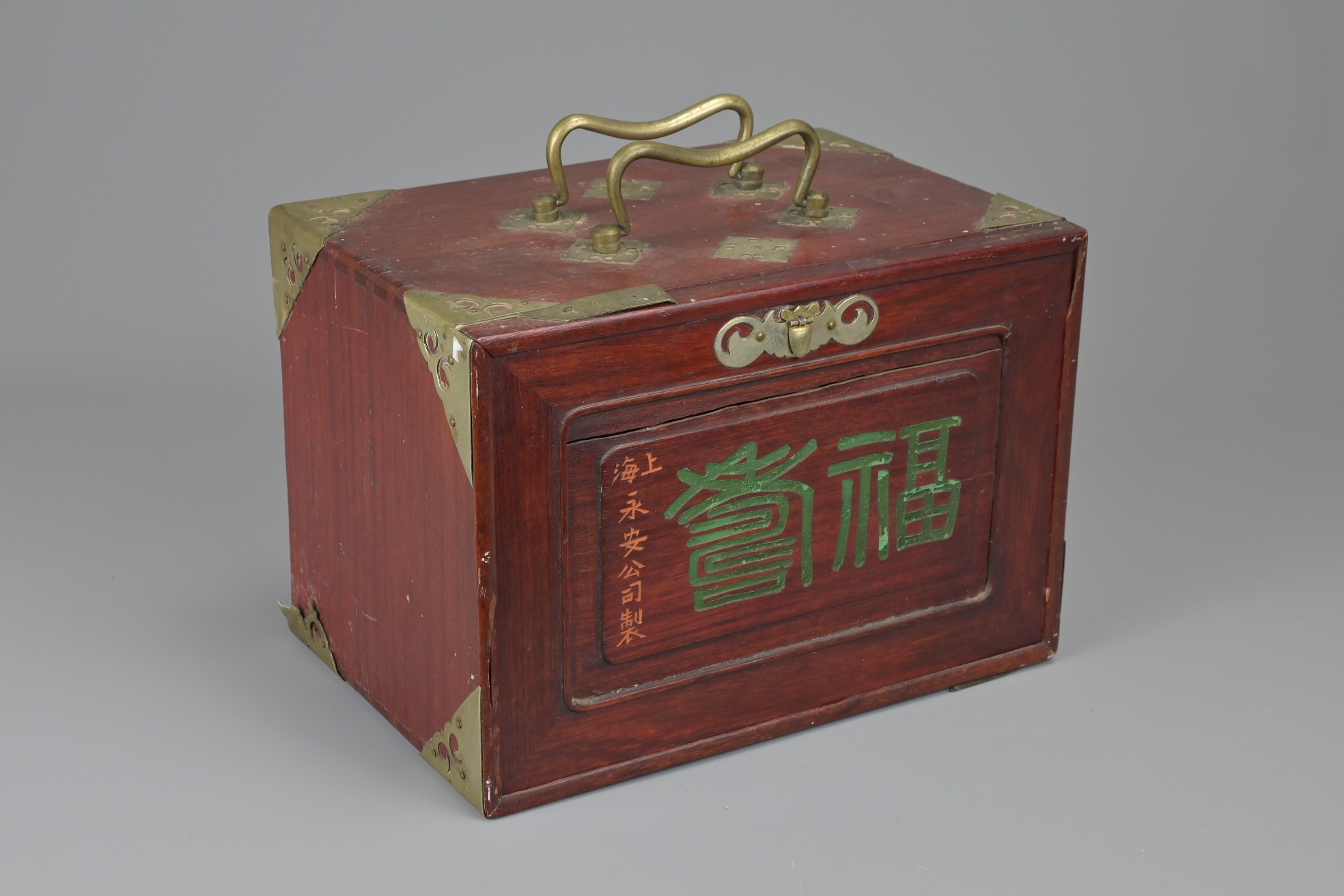 A CHINESE MAHJONG SET, EARLY 20TH CENTURY. Wooden carrying box with brass mounts and handle, - Image 2 of 4