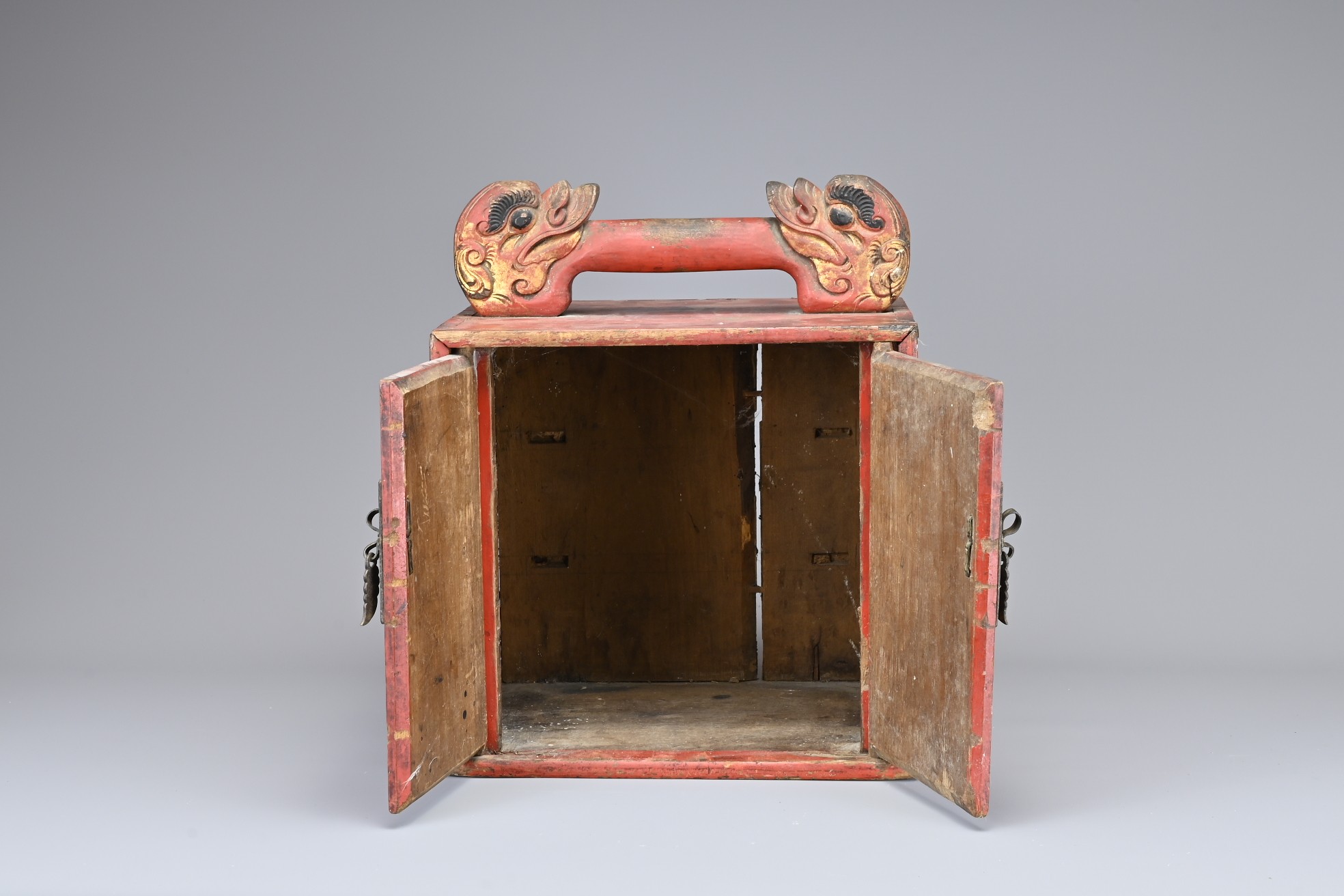 A GROUP OF CHINESE WOOD ITEMS, QING DYNASTY. To include a gilt lacquer carrying box with lion form - Image 5 of 9
