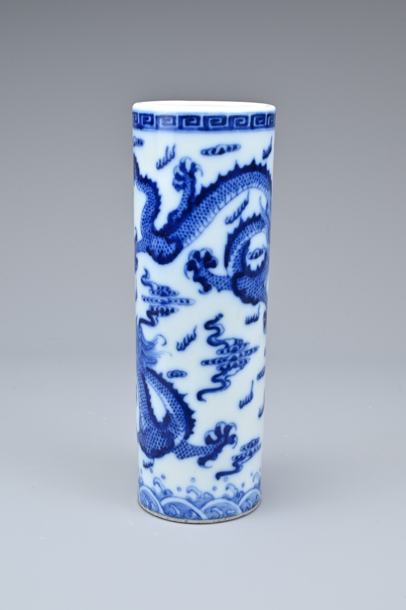 A CHINESE BLUE AND WHITE PORCELAIN BRUSH POT, 20TH CENTURY. Of cylindrical form with continuous - Image 5 of 10