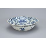 A RARE LARGE CHINESE BLUE AND WHITE PORCELAIN BOWL, MING DYNASTY. This type of 'Swatow' (also