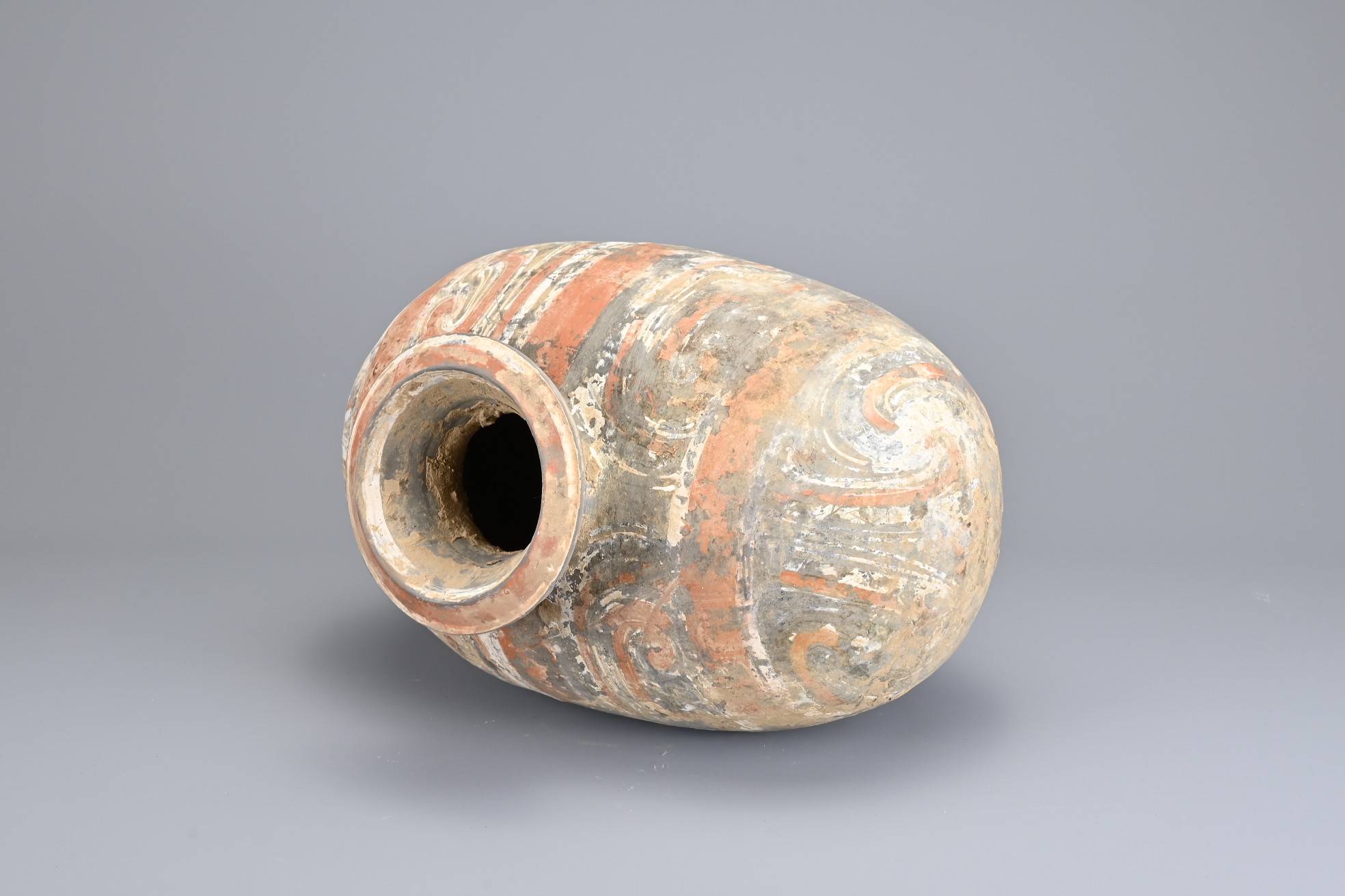 A CHINESE PAINTED POTTERY COCOON JAR, HAN DYNASTY. Referred to as a 'cocoon jar' due to the - Image 6 of 8