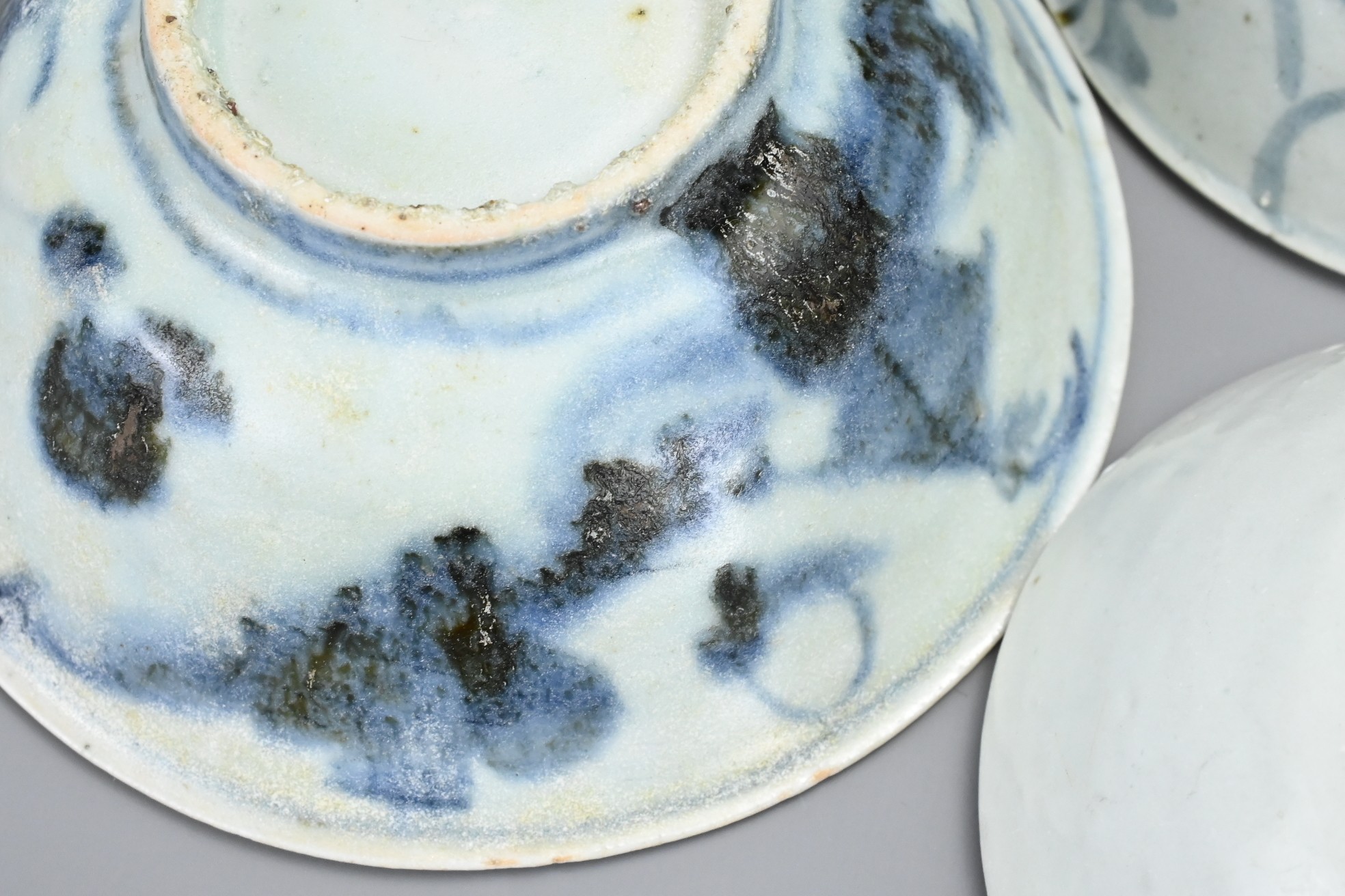 A GROUP OF CHINESE BLUE AND WHITE PORCELAIN ITEMS, MING TO QING DYNASTY. Comprising a ewer with four - Image 18 of 18