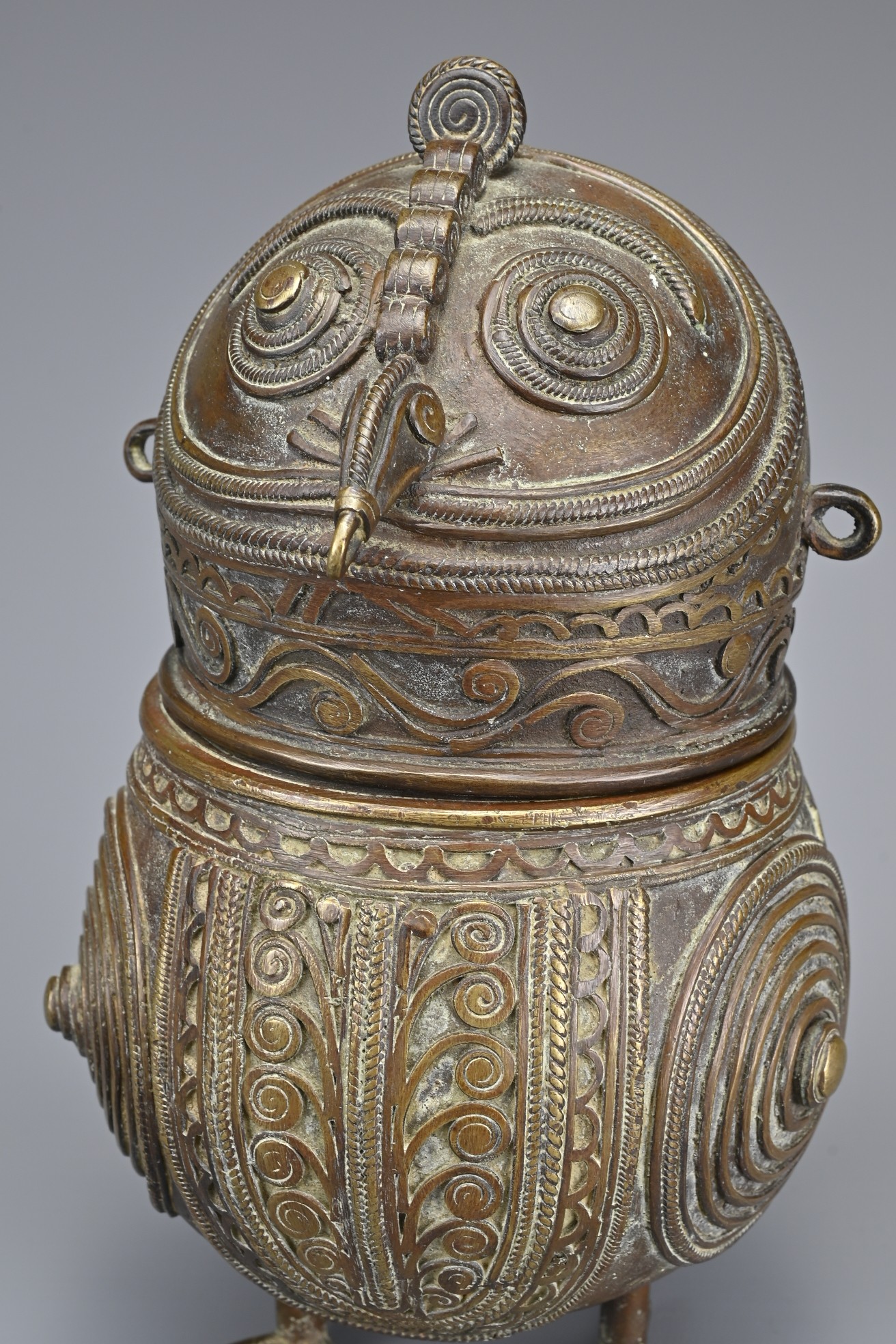 AN INDIAN BRONZE DHOKRA TYPE 'OWL' CONTAINER. Hinged at the back of the next standing on two feet - Image 6 of 10