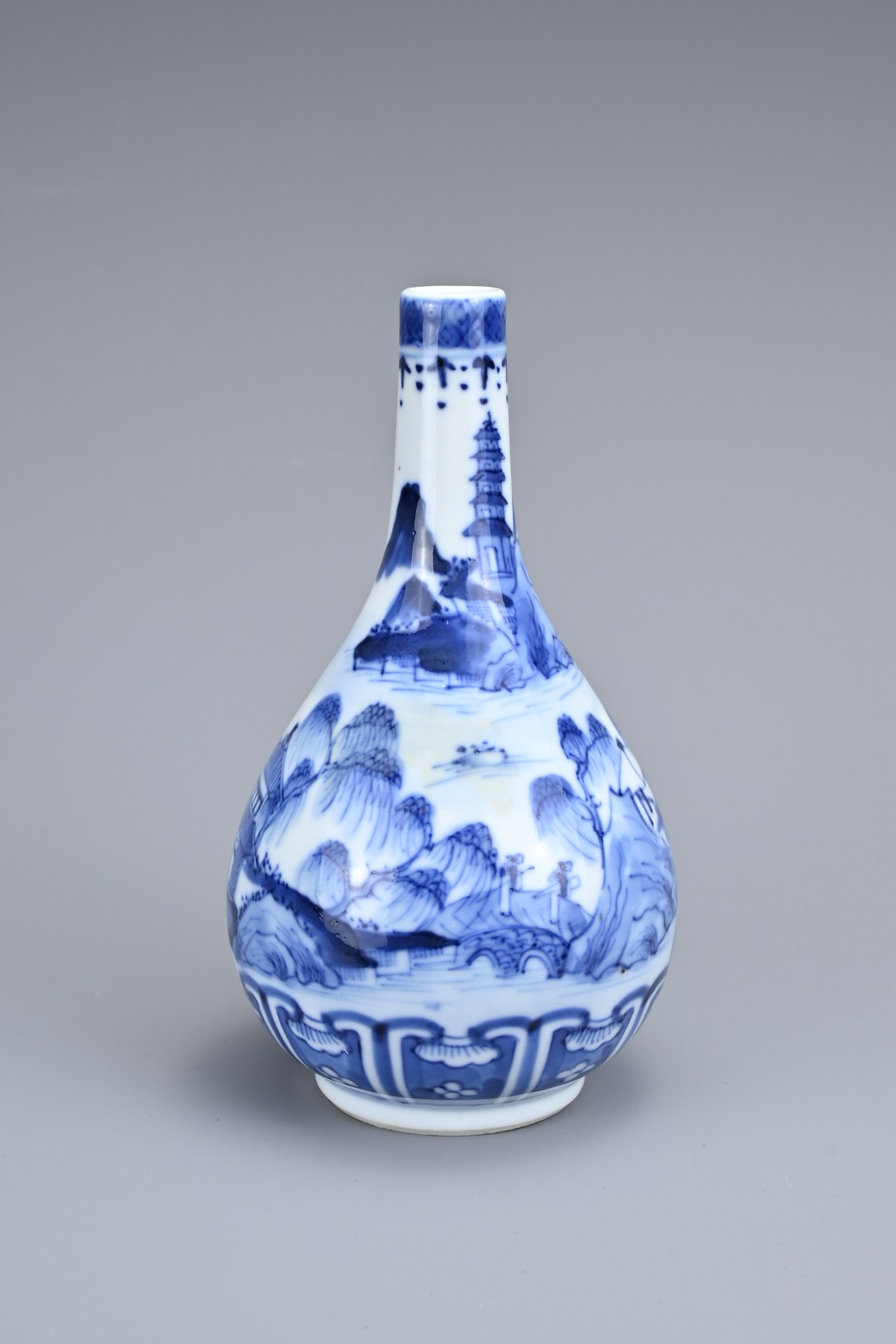 A CHINESE BLUE AND WHITE PORCELAIN BOTTLE VASE, LATE QING DYNASTY. Decorated with coastal