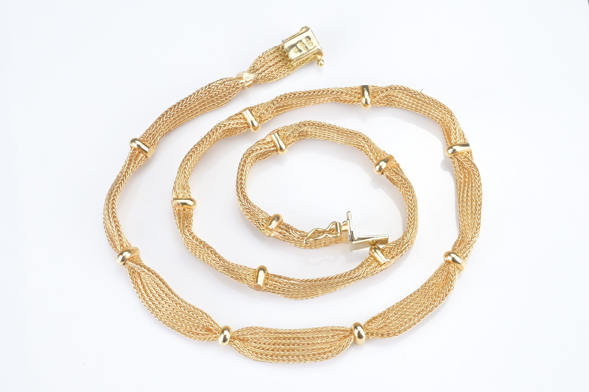 AN ANTIQUE 18CT YELLOW GOLD NECKLACE. The necklace with flat mesh design with fifteen clamped - Image 2 of 5