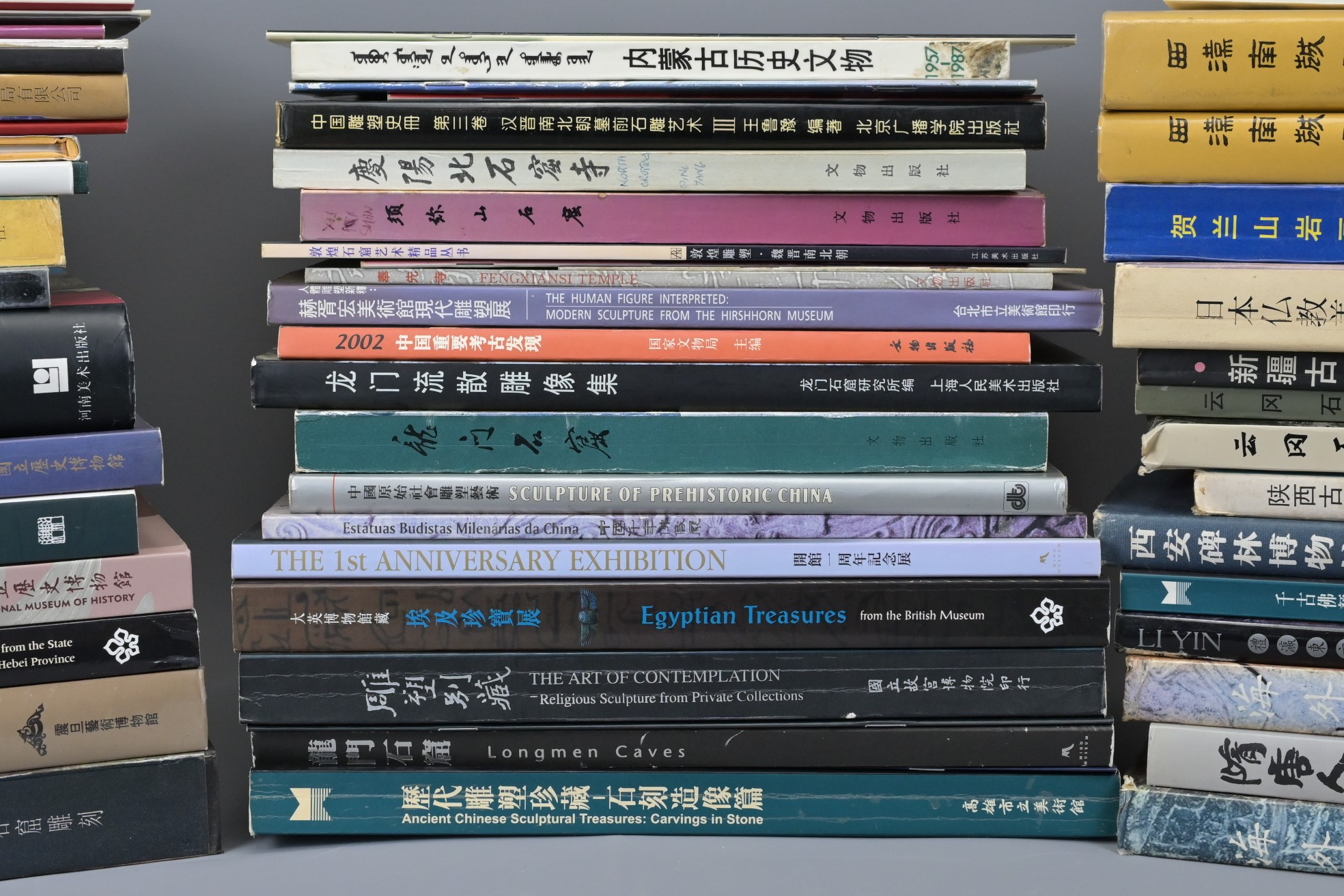 A QUANTITY OF REFERENCE BOOKS, EX ROGER MOSS COLLECTION. Mainly on Chinese sculptural art to include - Image 3 of 6