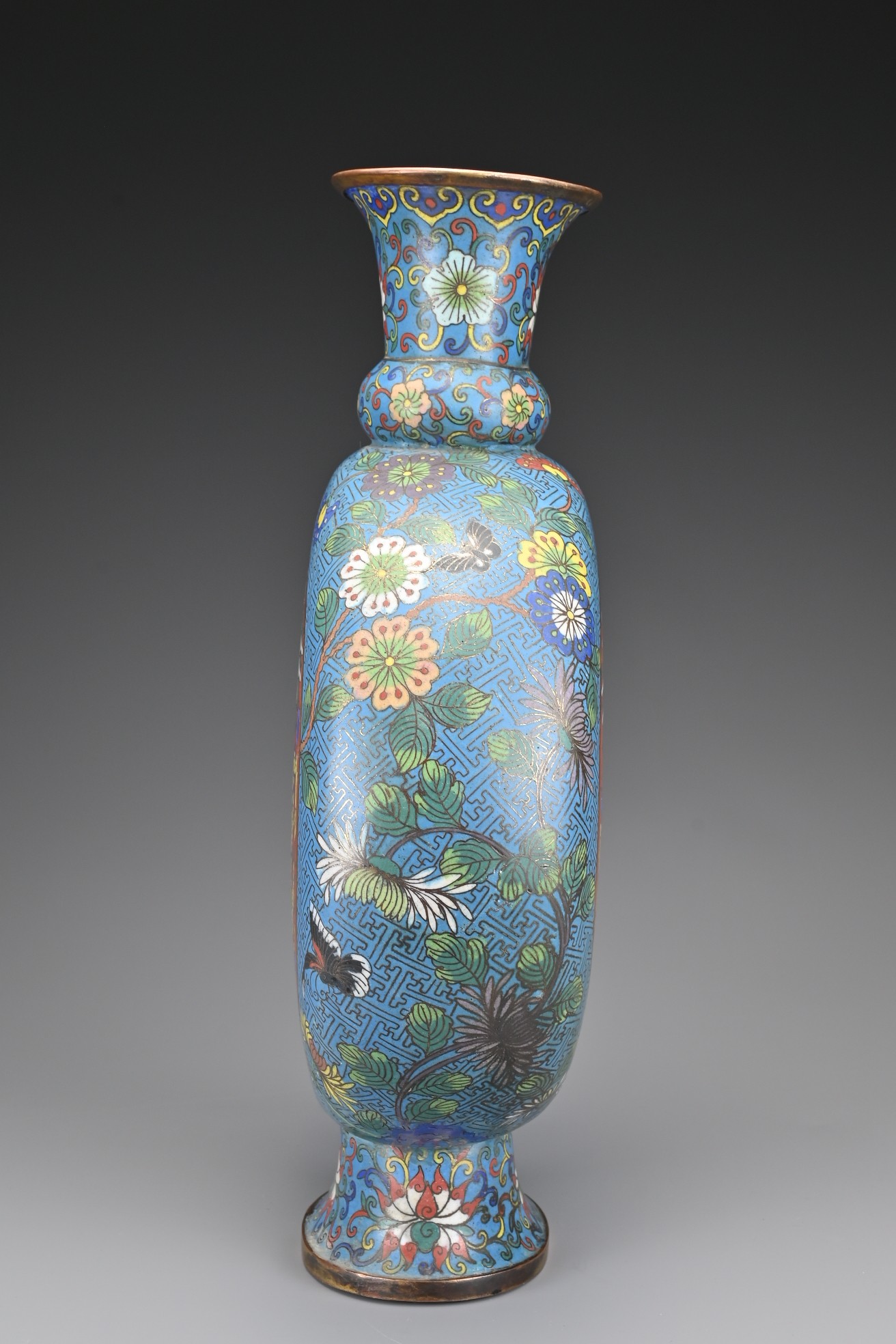 A LARGE CHINESE 19TH CENTURY CLOISONNÉ ENAMEL MOONFLASK, QING DYNASTY. Each face depicting two - Image 3 of 5