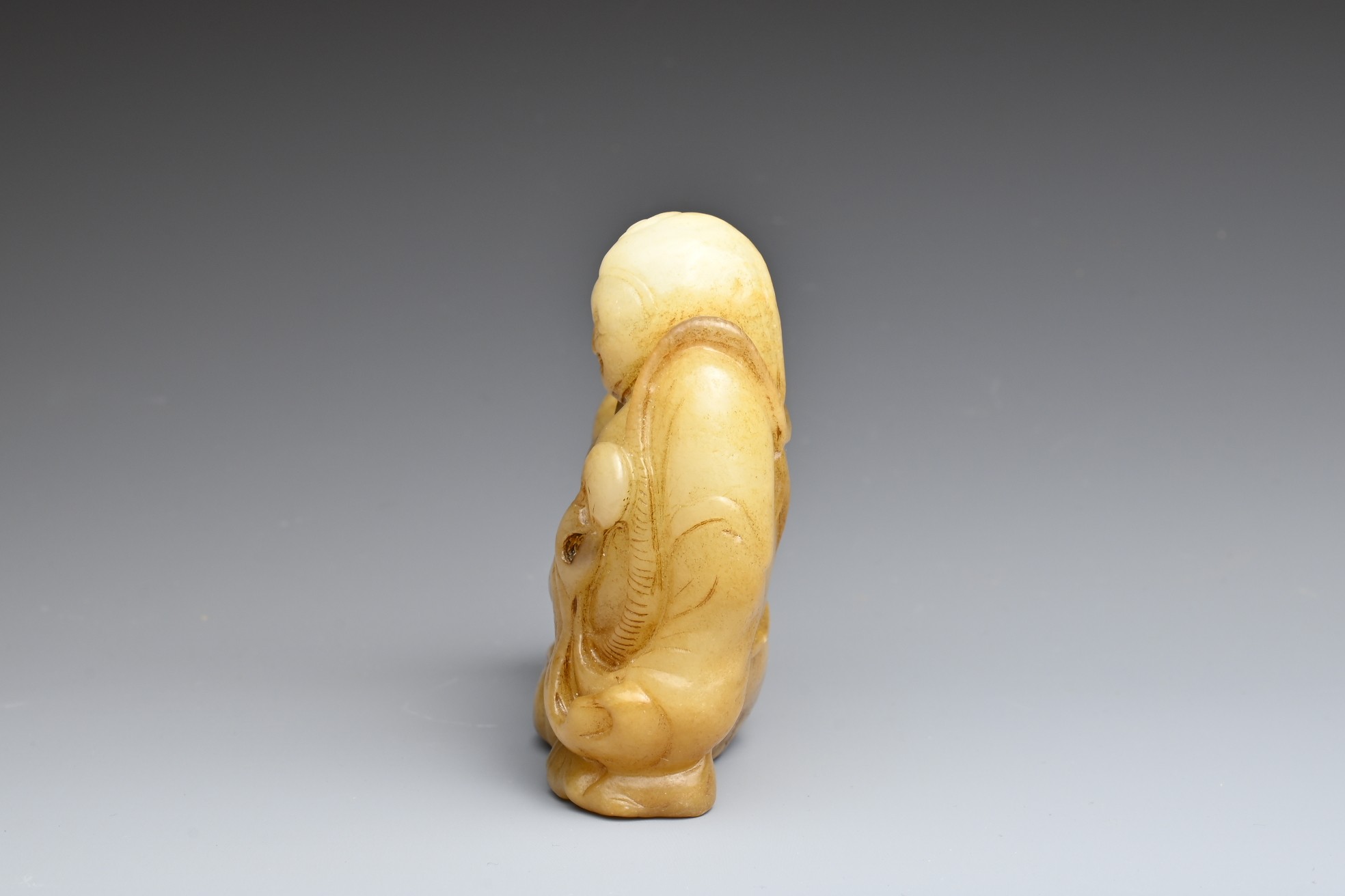 A CHINESE JADE CARVING OF LIU HAI AND TOAD. The figure reclining holding a cash coin and the toad on - Image 5 of 8