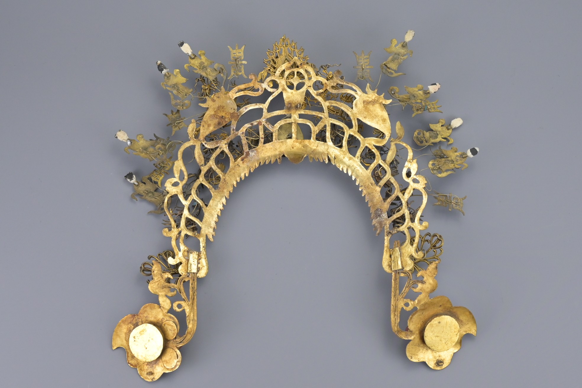 A CHINESE KINGFISHER FEATHER MOUNTED HEADDRESS, LATE QING/EARLY REPUBLIC. The arched pierced - Image 4 of 7