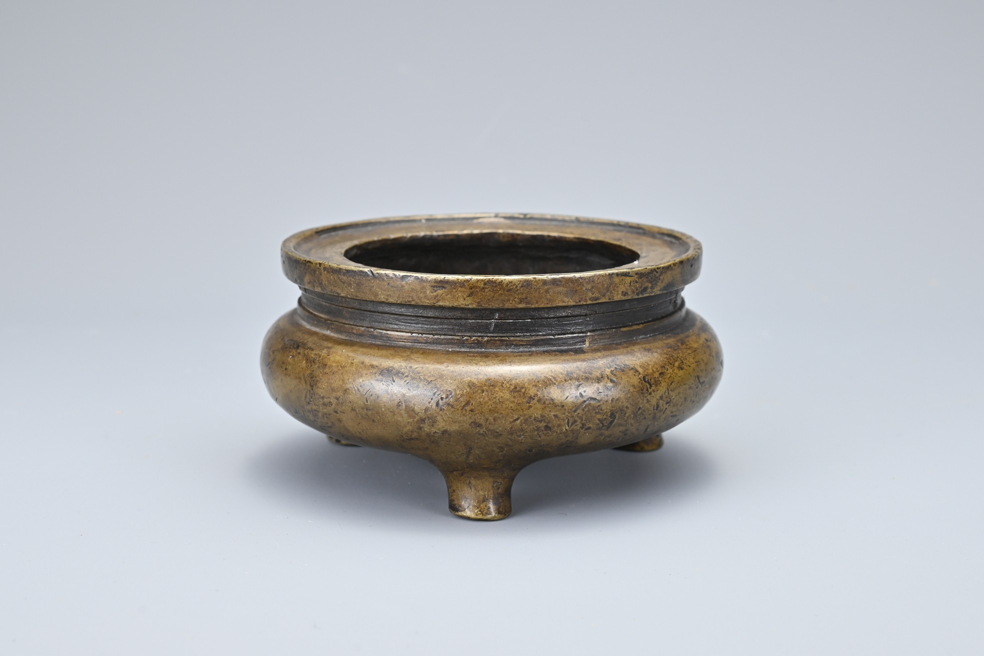 A CHINESE BRONZE TRIPOD CENSER. Of squat form with 'xing su zhai zhi' four-character mark in - Image 6 of 10