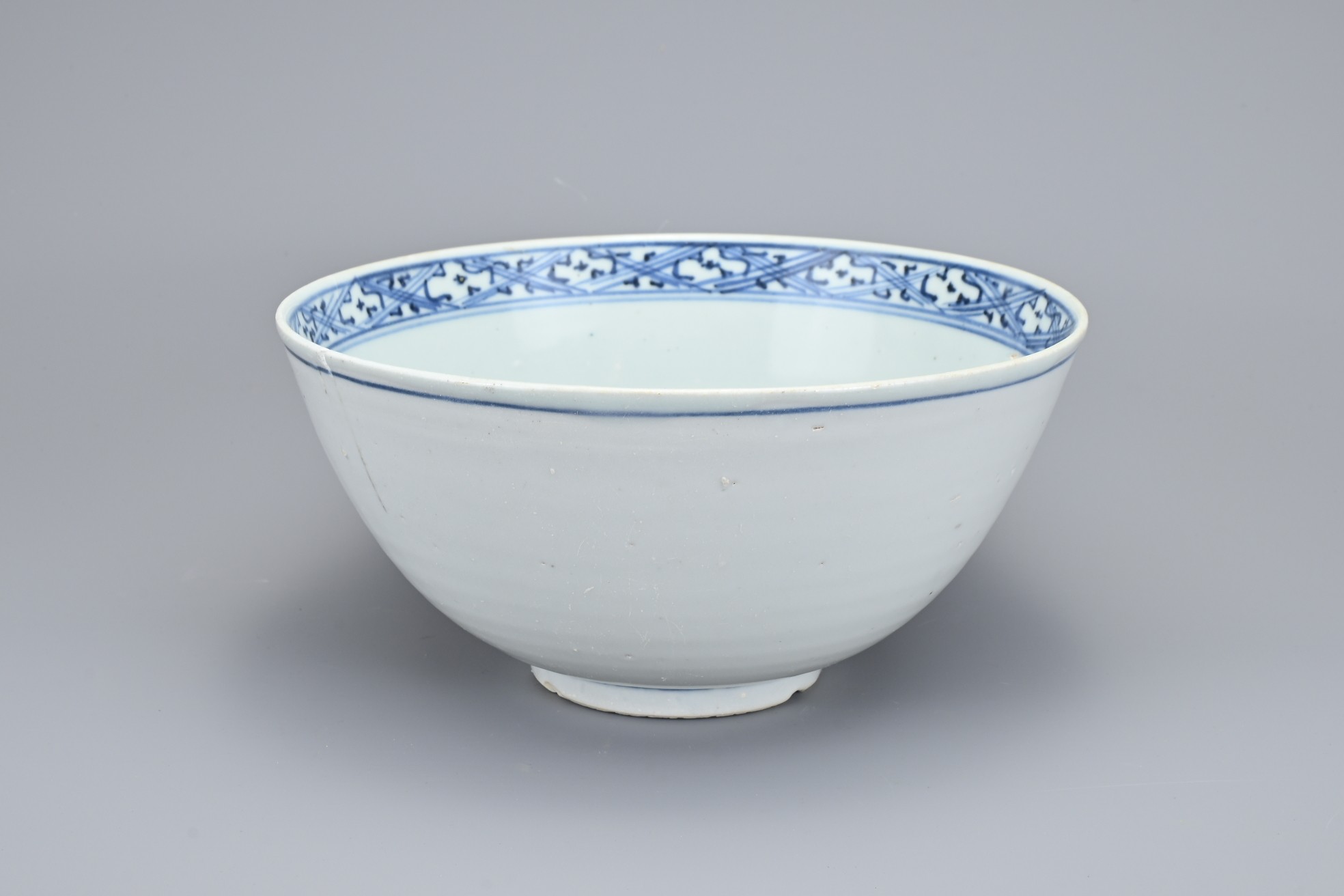 A LARGE CHINESE BLUE & WHITE PORCELAIN BOWL, MING DYNASTY, 16TH CENTURY. Decorated with a floral - Image 2 of 10