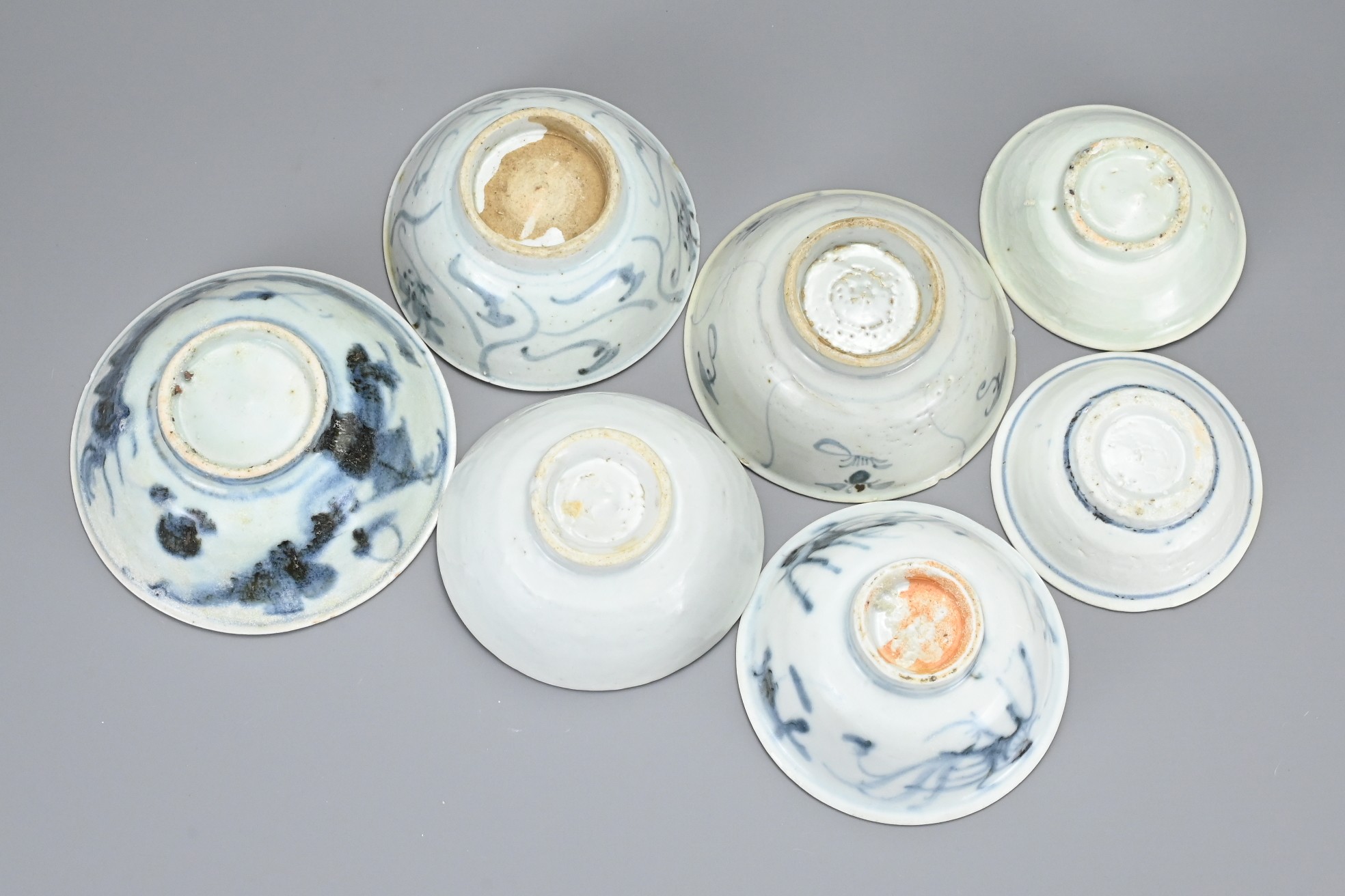 A GROUP OF CHINESE BLUE AND WHITE PORCELAIN ITEMS, MING TO QING DYNASTY. Comprising a ewer with four - Image 10 of 18