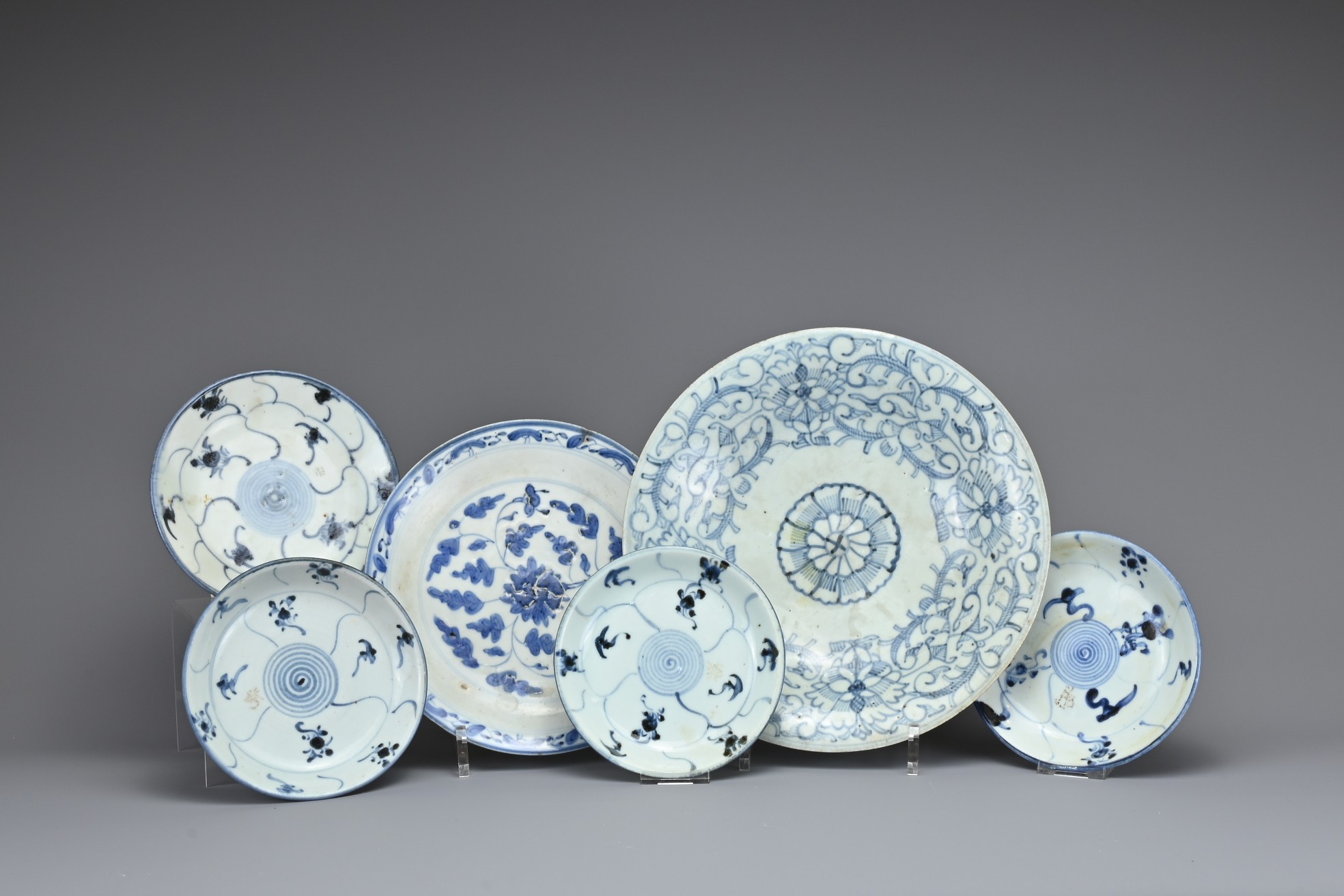 A GROUP OF CHINESE BLUE AND WHITE PORCELAIN DISHES, EARLY 19TH CENTURY. Each with floral and