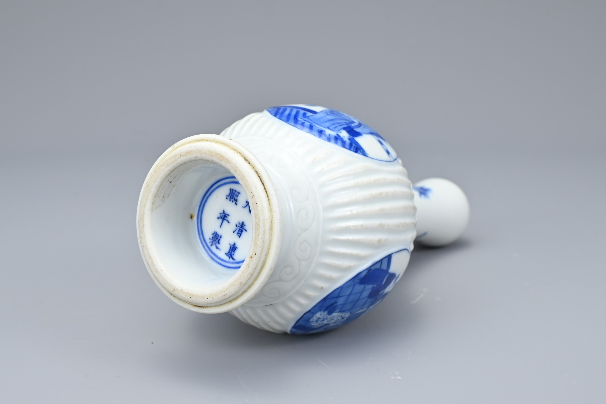 A CHINESE BLUE AND WHITE PORCELAIN BOTTLE VASE, 19/20TH CENTURY. Finely potted with a ribbed mid - Image 4 of 6