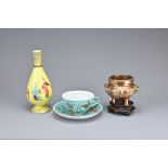 A GROUP OF CHINESE AND CHINOISERIE ITEMS, 19/20TH CENTURY. To include a polished copper and bronze