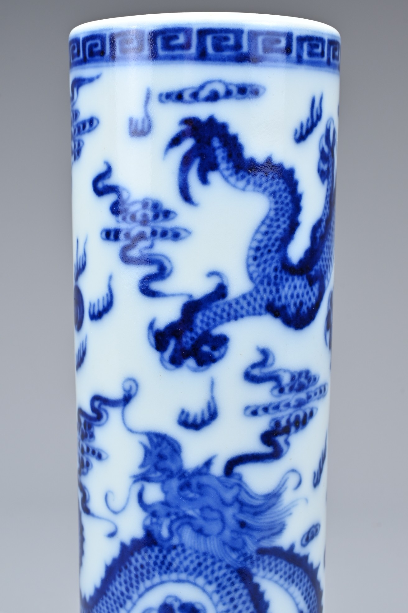 A CHINESE BLUE AND WHITE PORCELAIN BRUSH POT, 20TH CENTURY. Of cylindrical form with continuous - Image 9 of 10