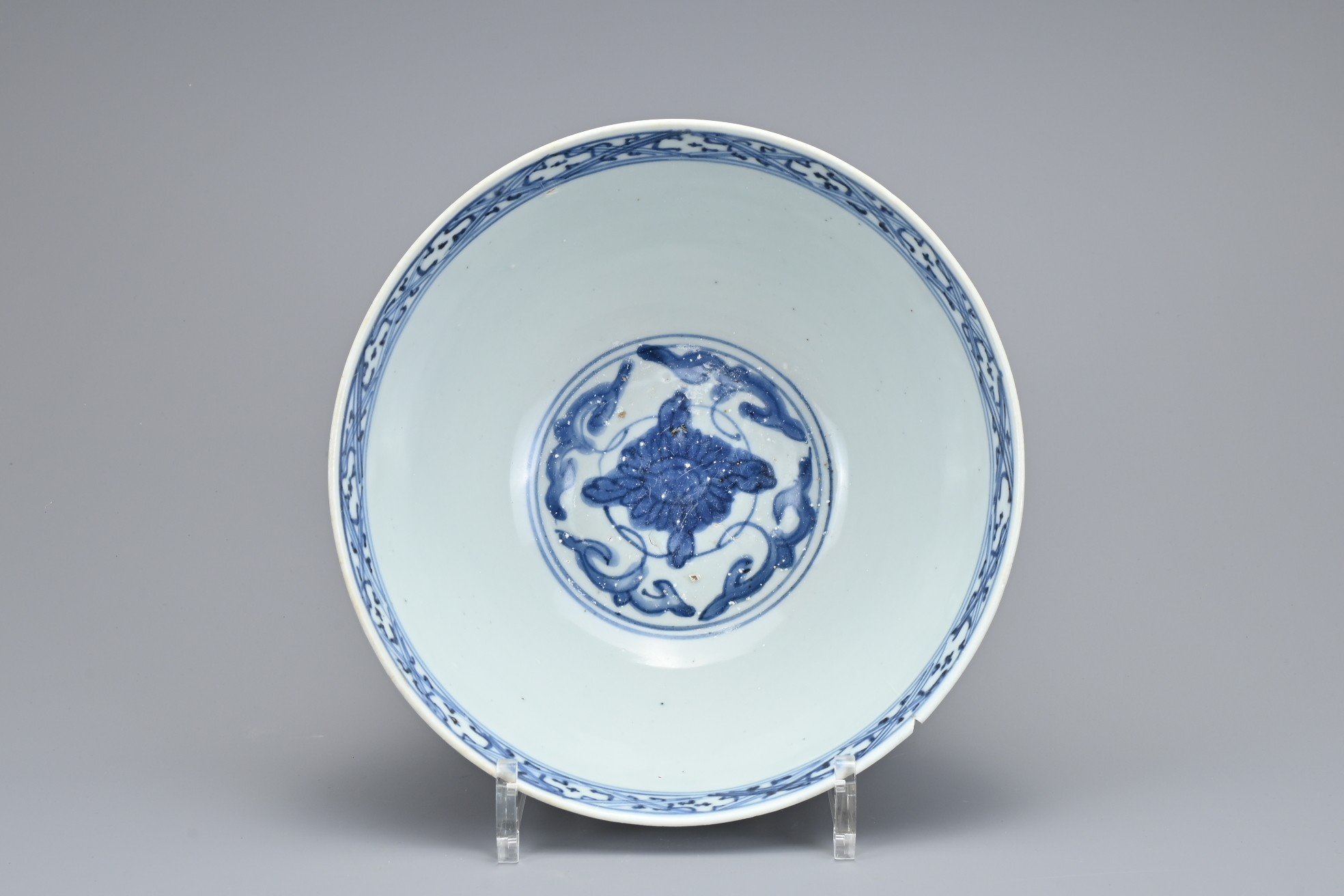 A LARGE CHINESE BLUE & WHITE PORCELAIN BOWL, MING DYNASTY, 16TH CENTURY. Decorated with a floral - Image 6 of 10