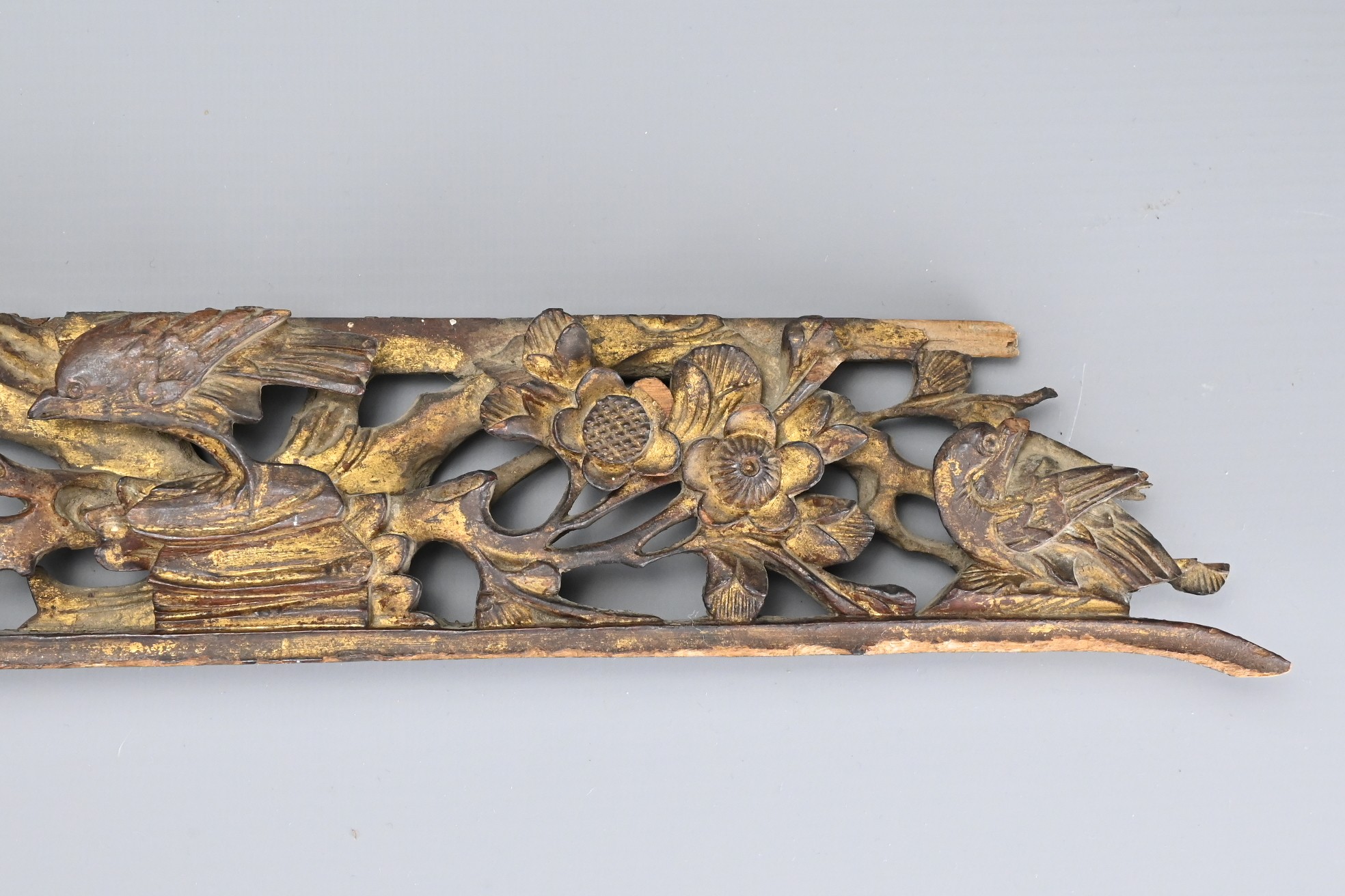 A GROUP OF CHINESE WOOD ITEMS, QING DYNASTY. To include a gilt lacquer carrying box with lion form - Image 9 of 9
