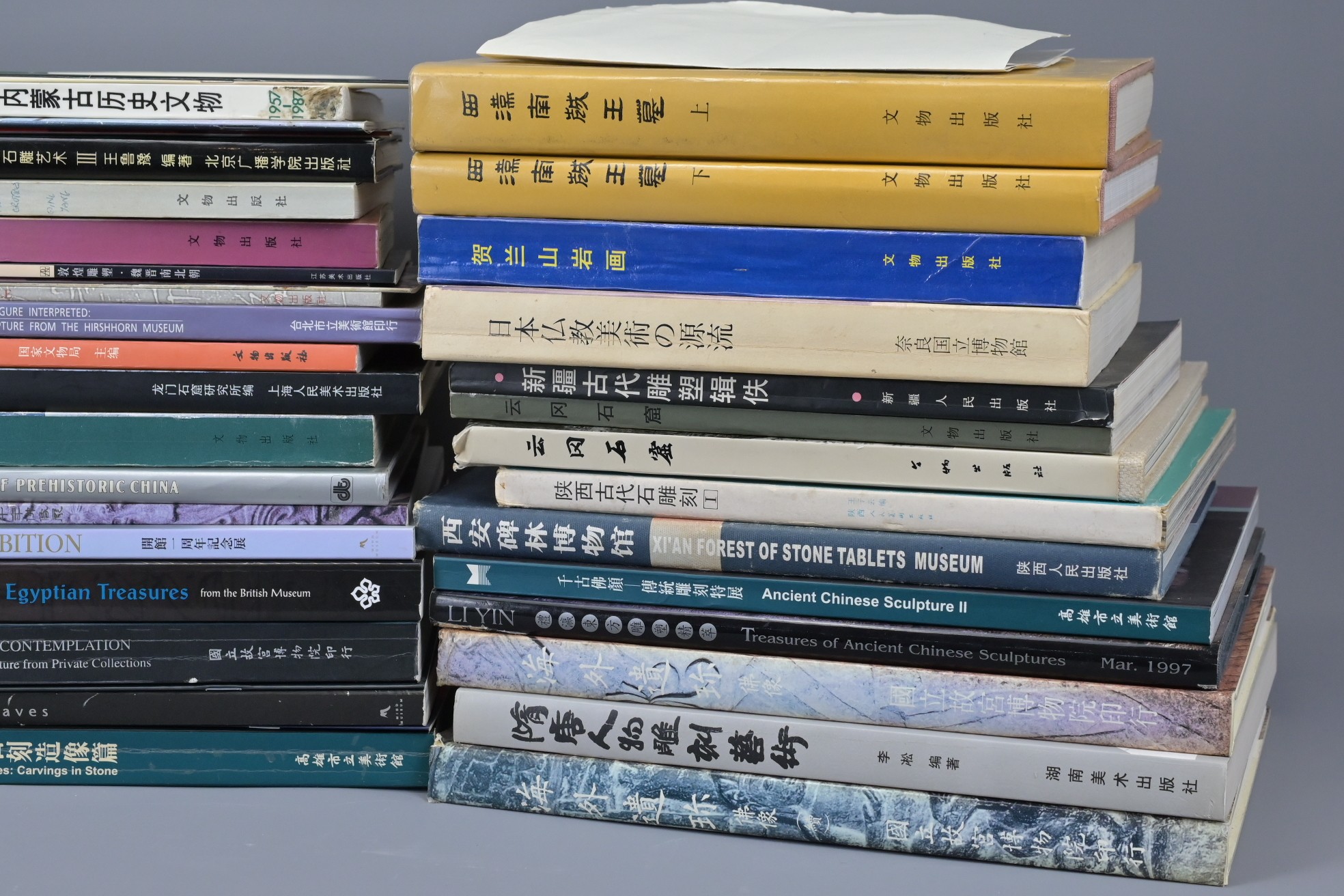 A QUANTITY OF REFERENCE BOOKS, EX ROGER MOSS COLLECTION. Mainly on Chinese sculptural art to include - Image 4 of 6