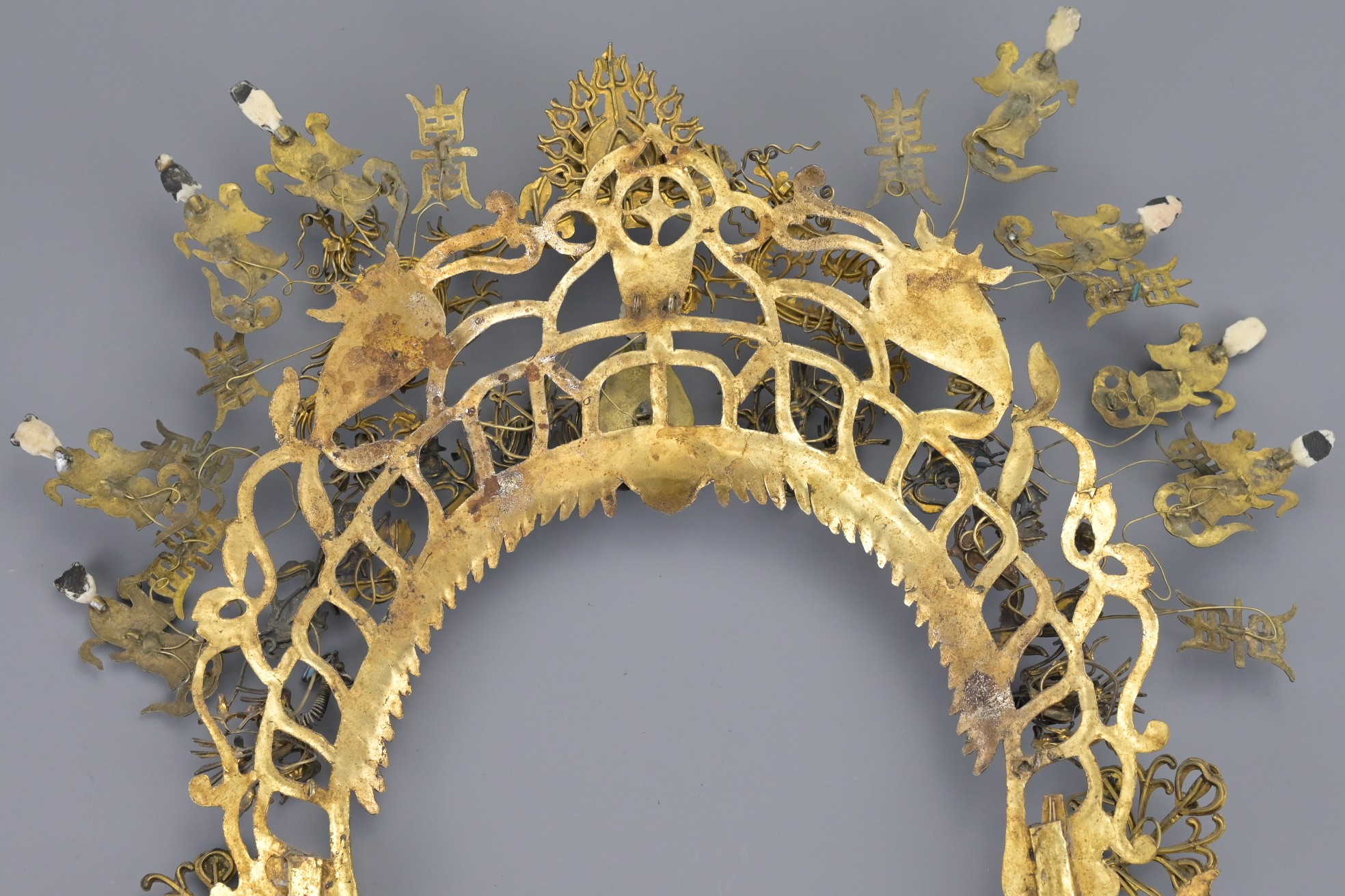 A CHINESE KINGFISHER FEATHER MOUNTED HEADDRESS, LATE QING/EARLY REPUBLIC. The arched pierced - Image 3 of 7