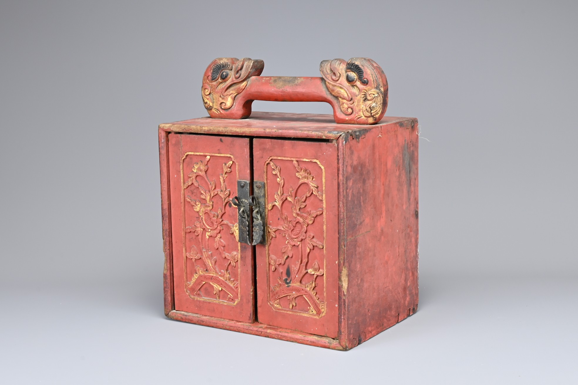 A GROUP OF CHINESE WOOD ITEMS, QING DYNASTY. To include a gilt lacquer carrying box with lion form - Image 4 of 9