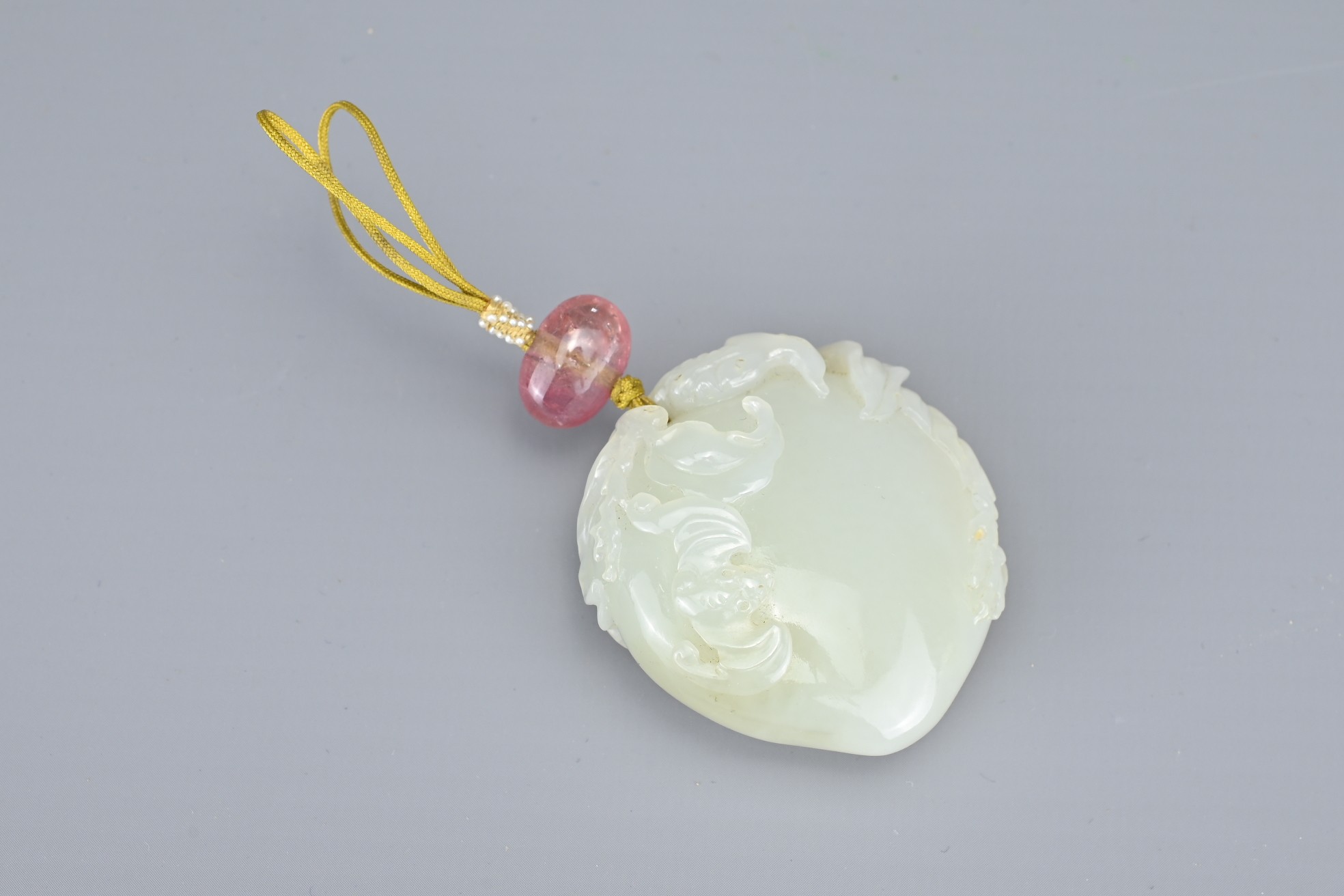 A CHINESE PALE CELADON JADE PEACH AND BAT GROUP, QING DYNASTY. The peach carved in relief with a - Image 8 of 8