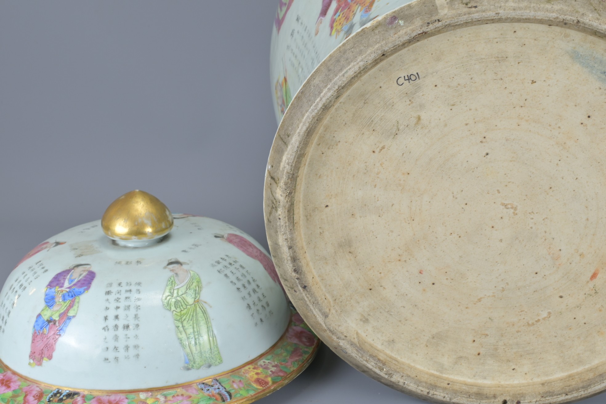 A LARGE CHINESE CANTON FAMILLE ROSE PORCELAIN BALUSTER JAR AND COVER, 19TH CENTURY. Painted to the - Image 5 of 9