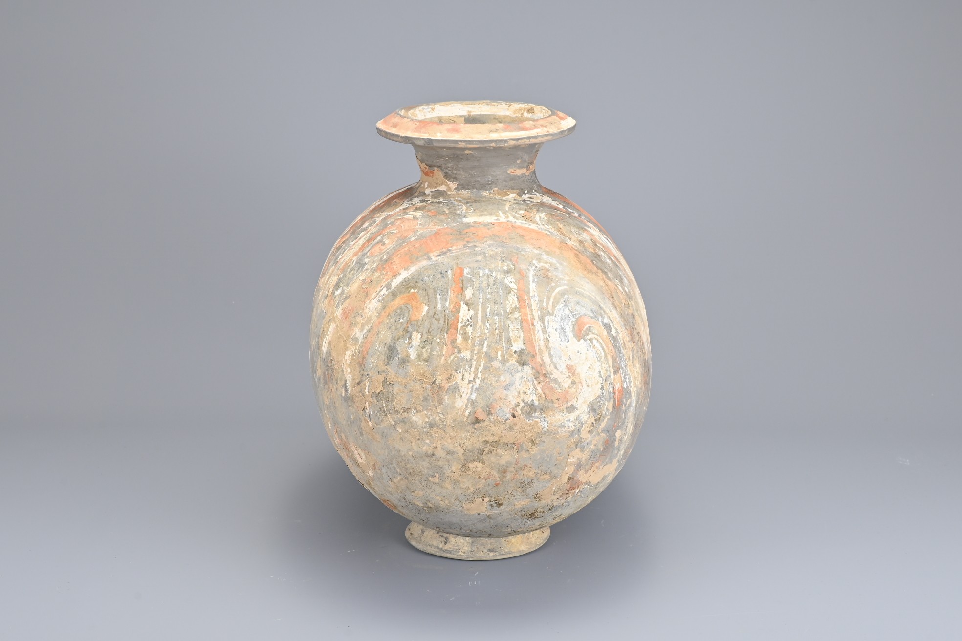 A CHINESE PAINTED POTTERY COCOON JAR, HAN DYNASTY. Referred to as a 'cocoon jar' due to the - Image 5 of 8