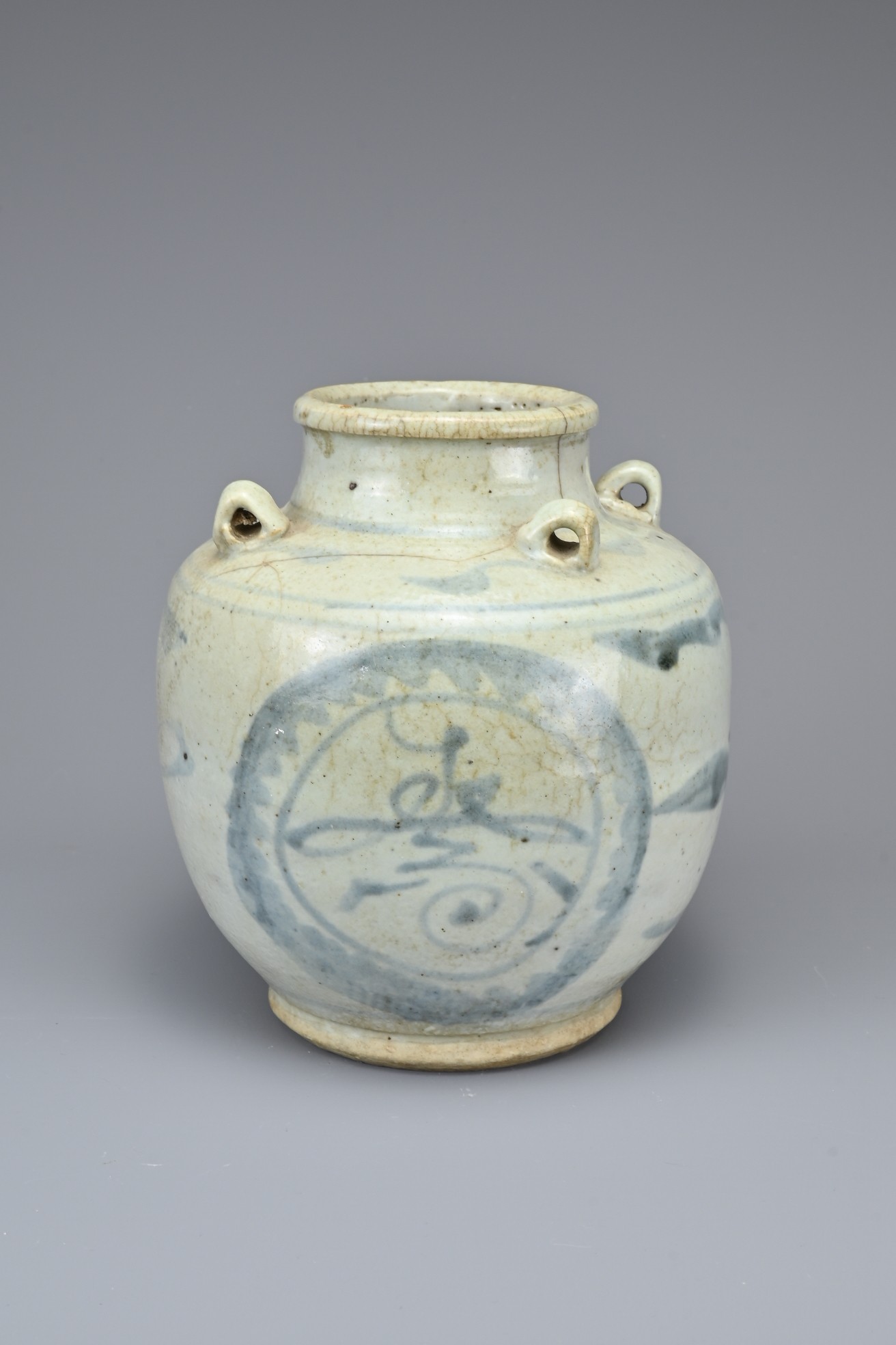 A GROUP OF CHINESE BLUE AND WHITE PORCELAIN ITEMS, MING TO QING DYNASTY. Comprising a ewer with four - Image 5 of 18