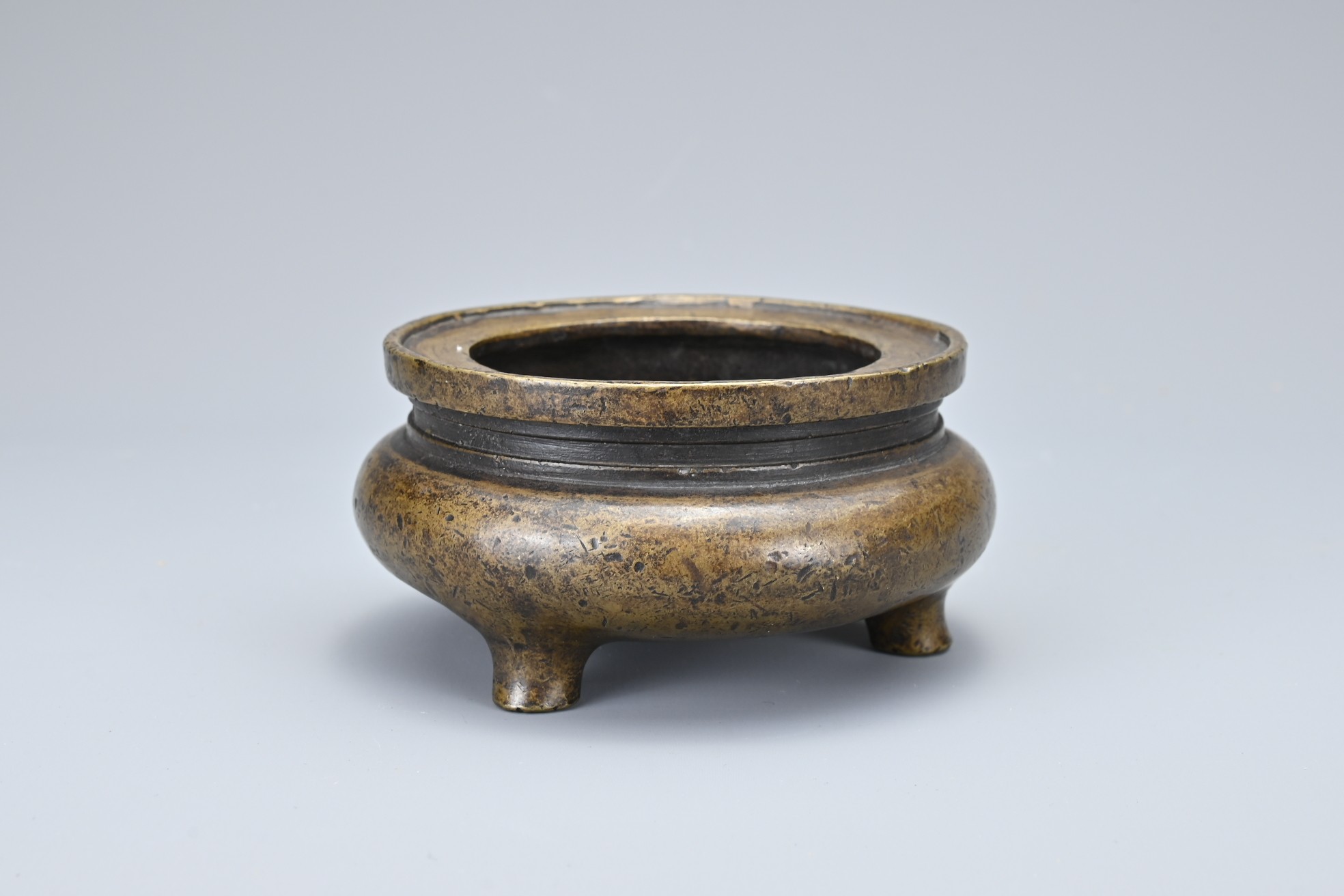 A CHINESE BRONZE TRIPOD CENSER. Of squat form with 'xing su zhai zhi' four-character mark in - Image 2 of 10