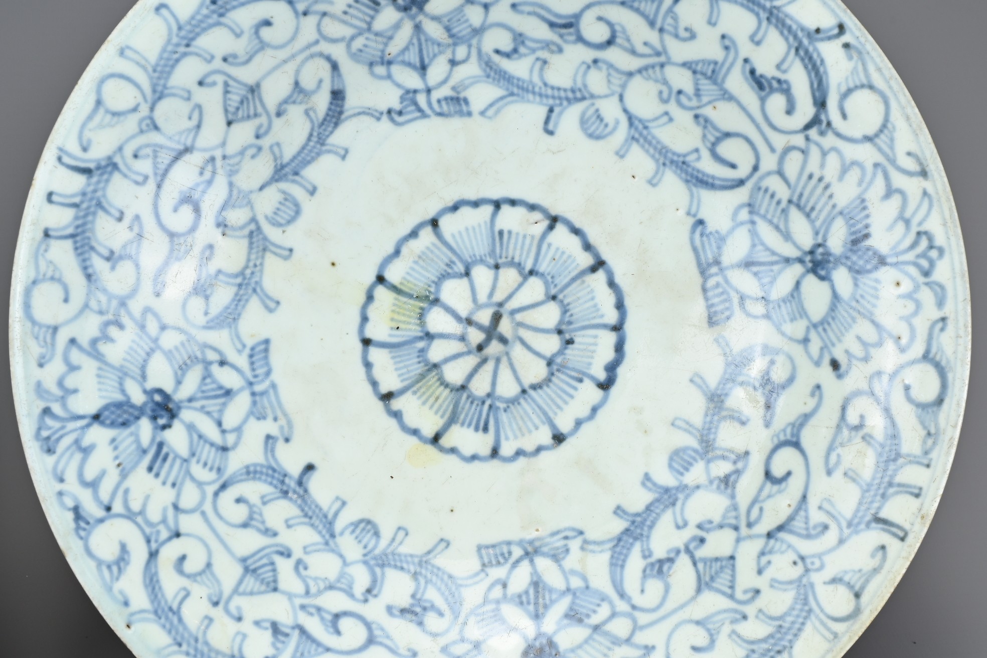 A GROUP OF CHINESE BLUE AND WHITE PORCELAIN DISHES, EARLY 19TH CENTURY. Each with floral and - Image 3 of 12