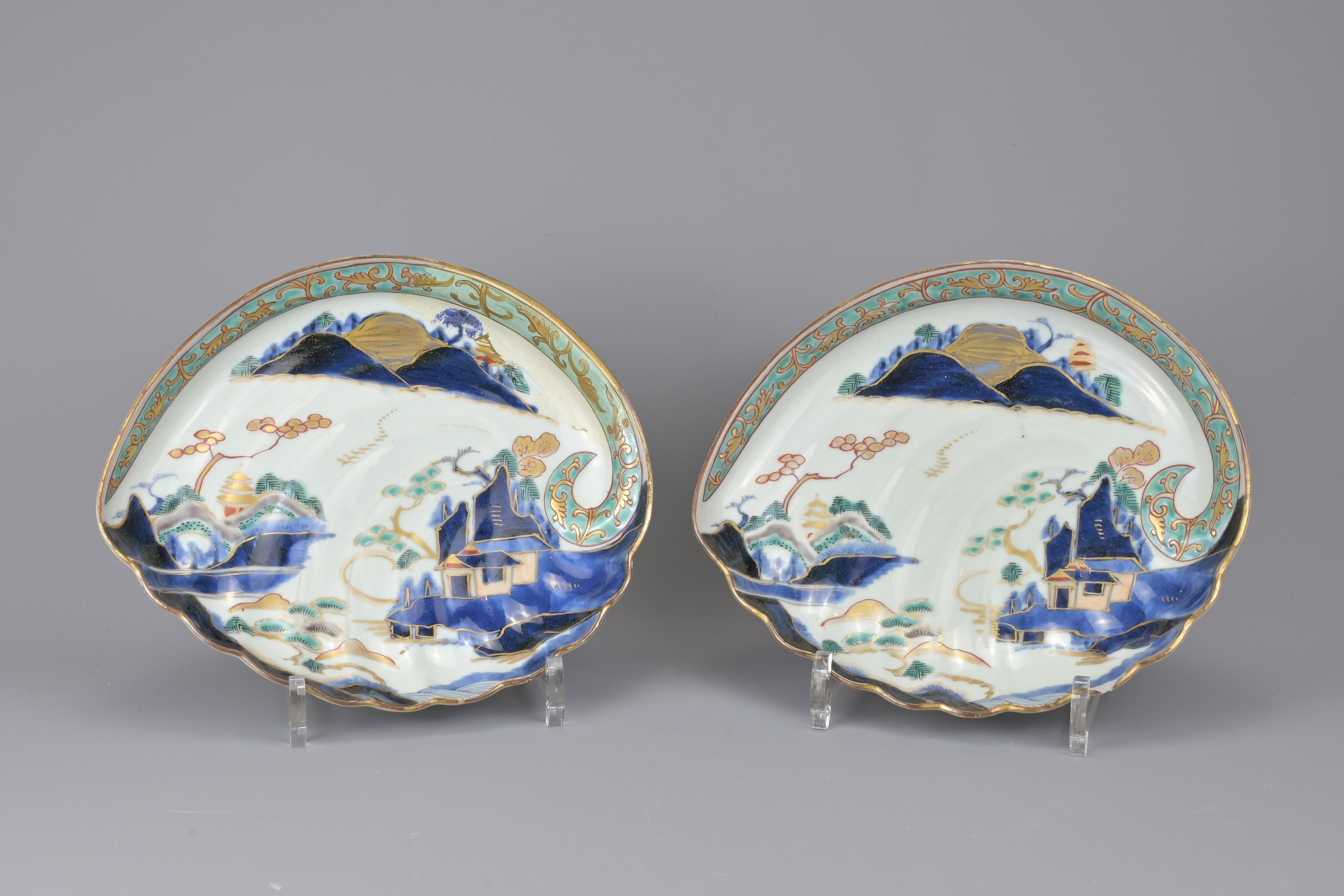 A PAIR OF JAPANESE ARITA PORCELAIN DISHES, 18/19TH CENTURY. Abalone shell form decorated with