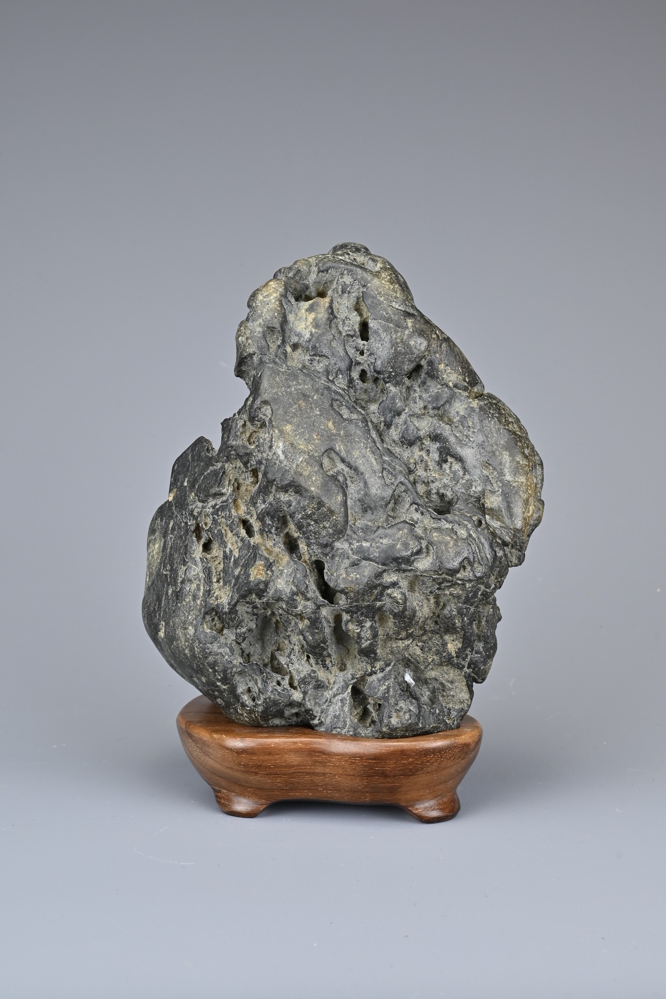 A CHINESE YING SCHOLAR ROCK, QING DYNASTY. Blackish-grey tone stone upright in the form of a - Image 3 of 5