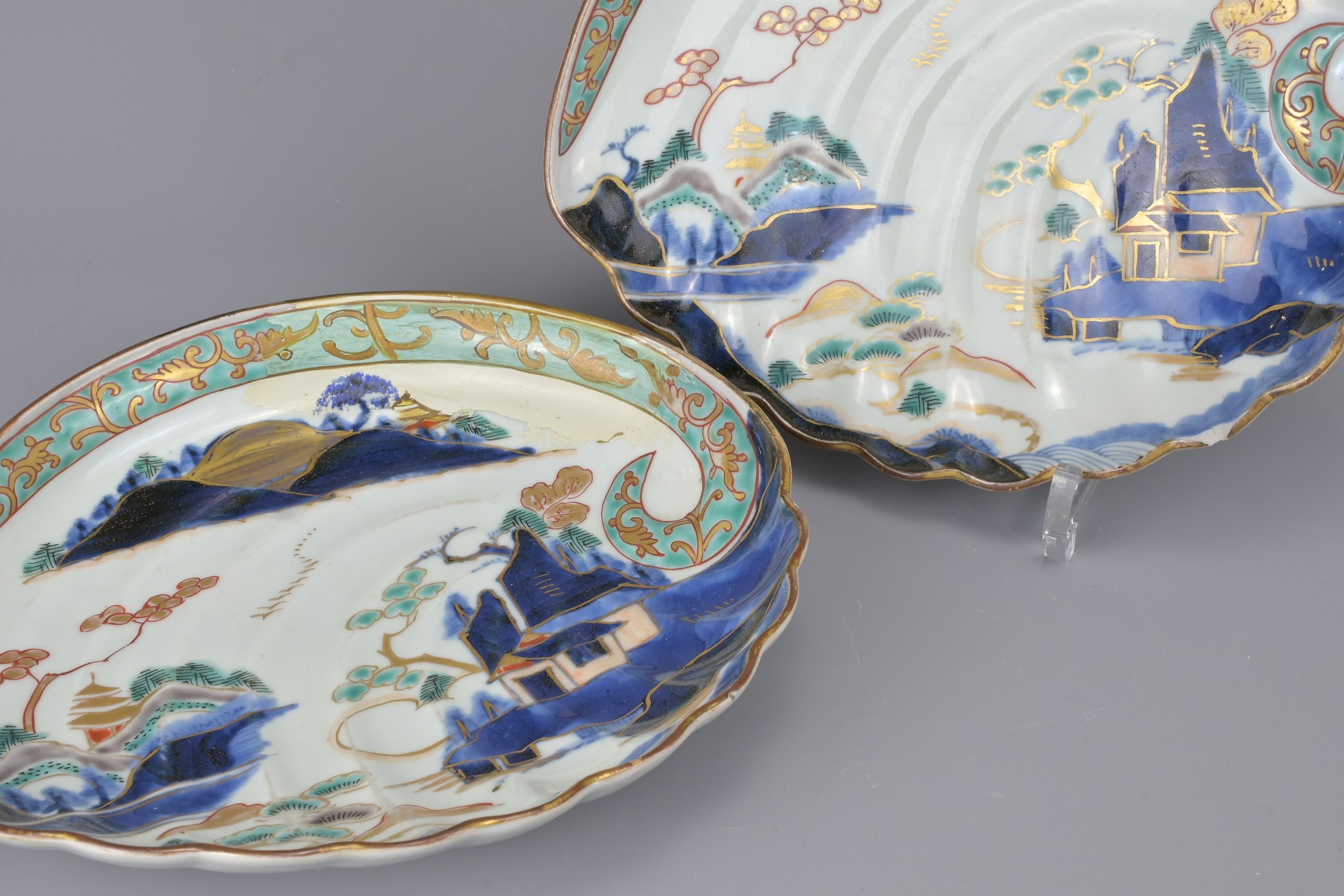 A PAIR OF JAPANESE ARITA PORCELAIN DISHES, 18/19TH CENTURY. Abalone shell form decorated with - Image 2 of 6