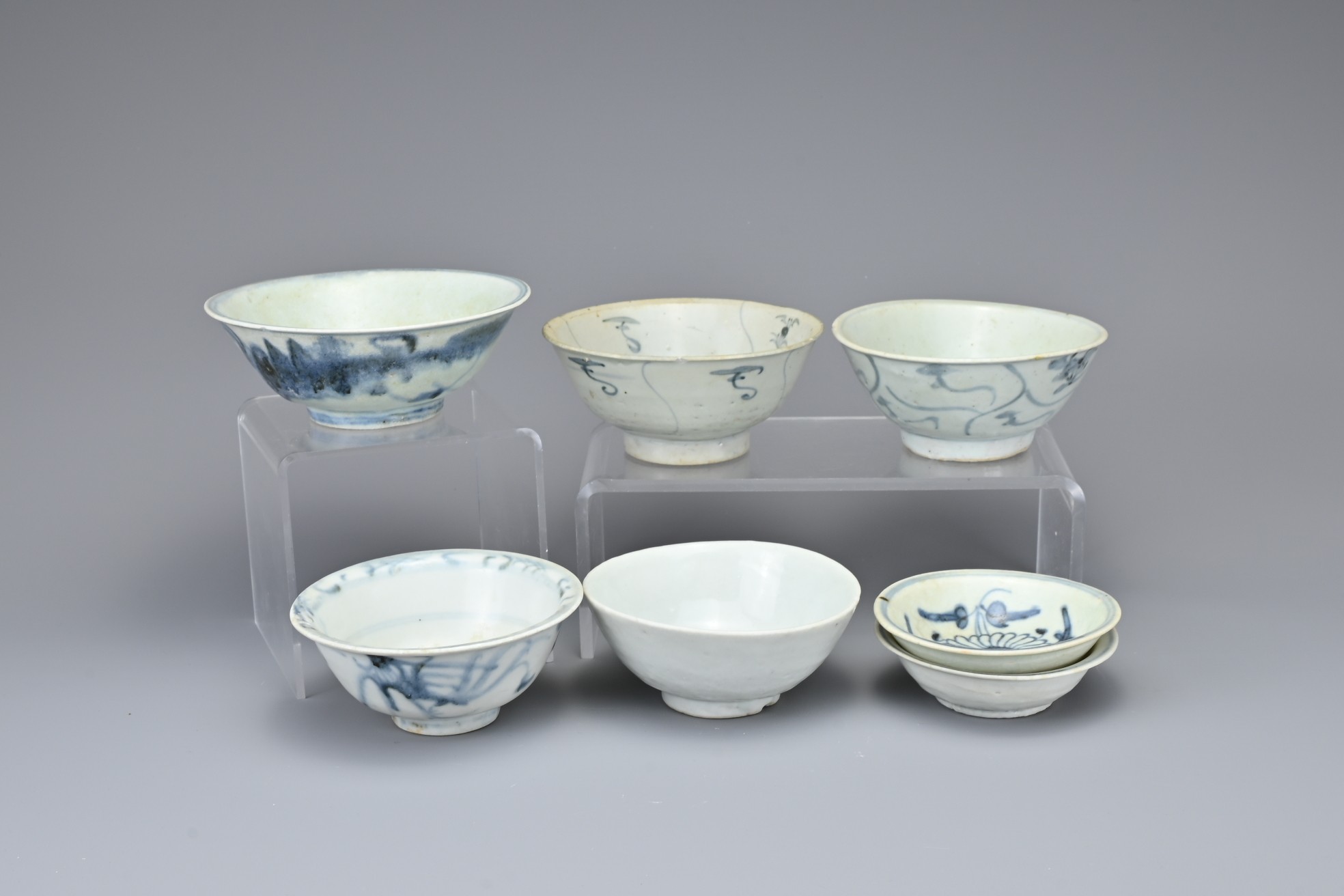 A GROUP OF CHINESE BLUE AND WHITE PORCELAIN ITEMS, MING TO QING DYNASTY. Comprising a ewer with four - Image 9 of 18