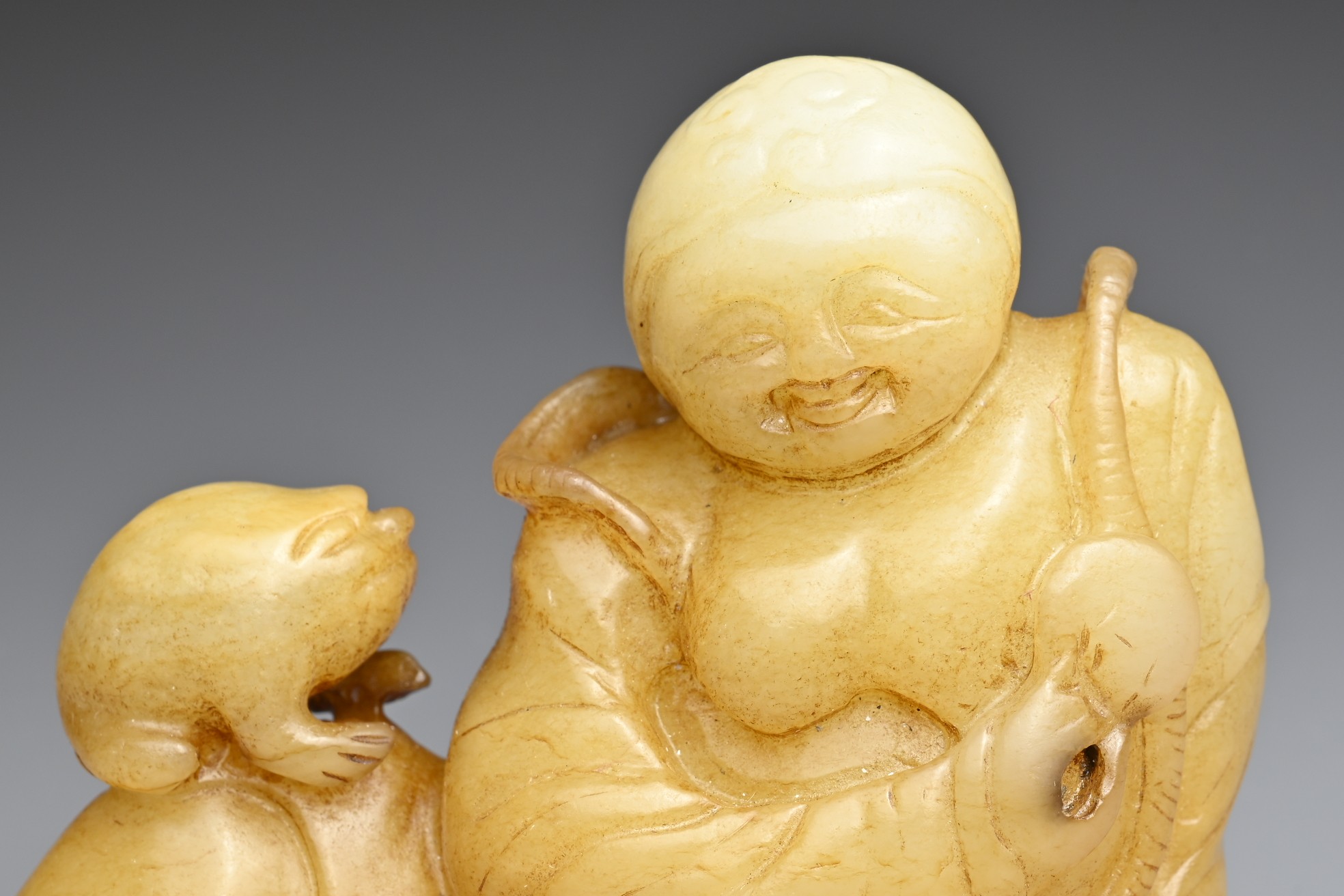 A CHINESE JADE CARVING OF LIU HAI AND TOAD. The figure reclining holding a cash coin and the toad on - Image 6 of 8