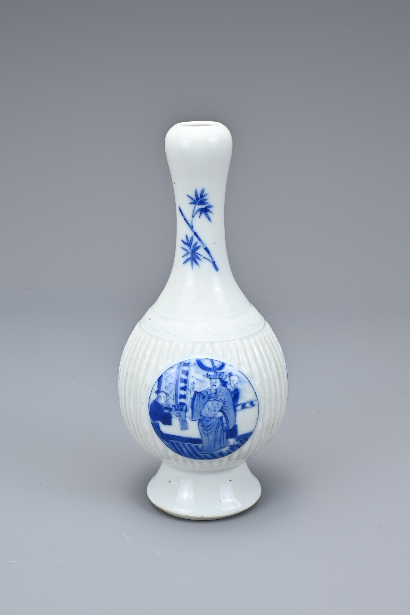 A CHINESE BLUE AND WHITE PORCELAIN BOTTLE VASE, 19/20TH CENTURY. Finely potted with a ribbed mid