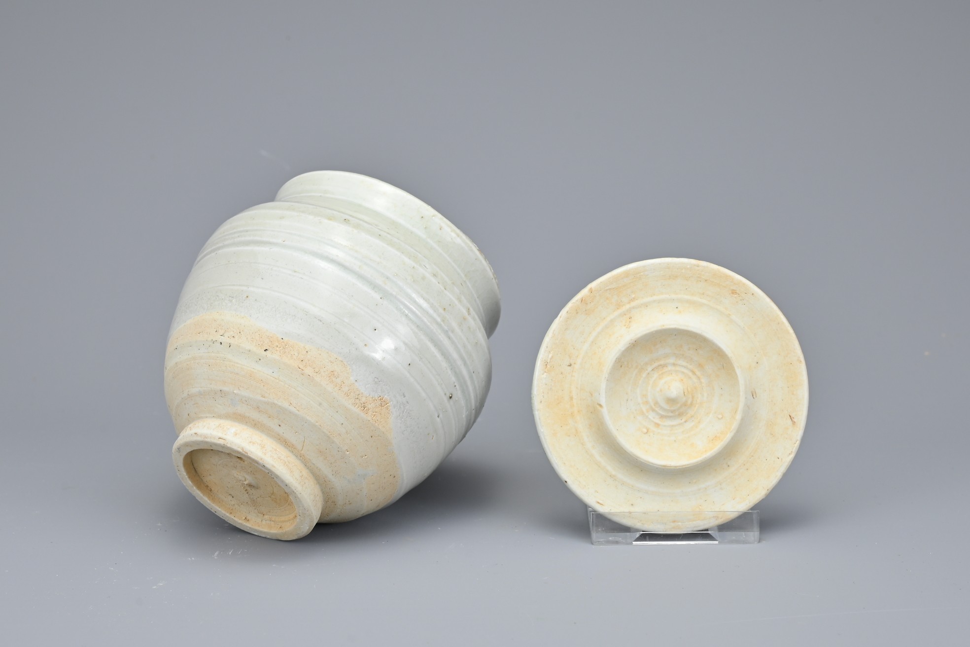 A CHINESE QINGBAI GLAZED COVERED PORCELAIN JAR, SONG / YUAN DYNASTY. Coated inside and out in a - Image 6 of 7