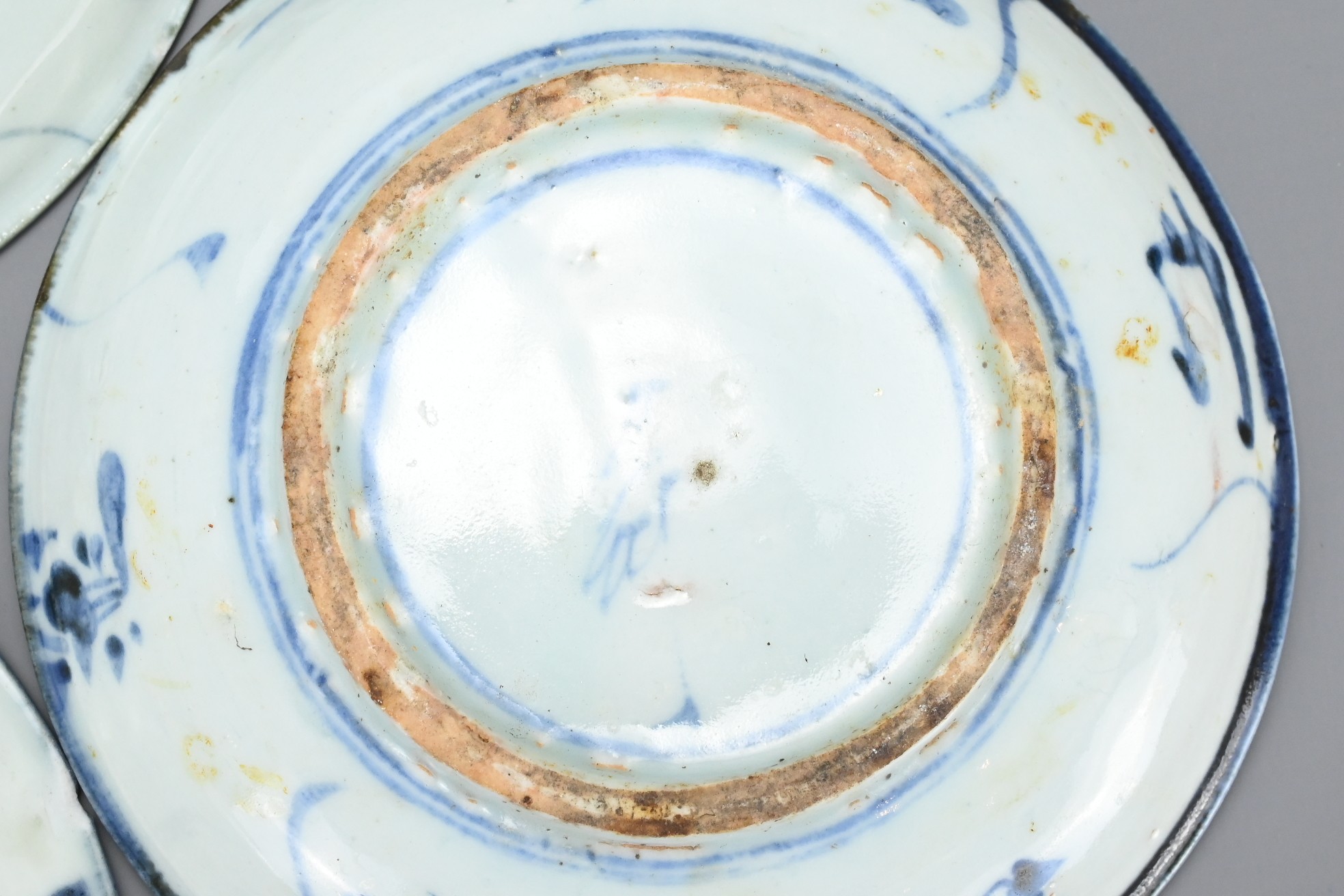 A GROUP OF CHINESE BLUE AND WHITE PORCELAIN DISHES, EARLY 19TH CENTURY. Each with floral and - Image 10 of 12