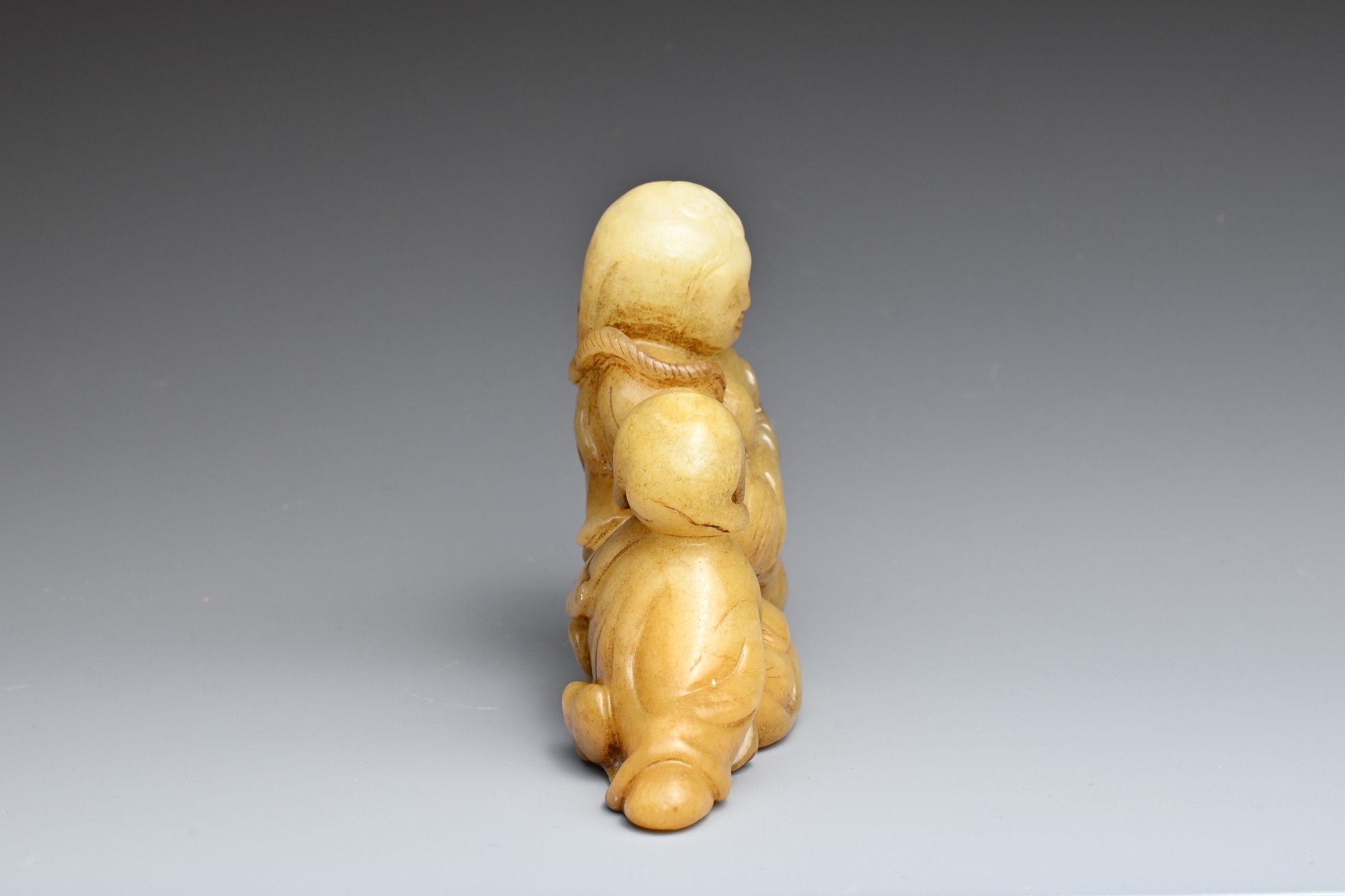 A CHINESE JADE CARVING OF LIU HAI AND TOAD. The figure reclining holding a cash coin and the toad on - Image 3 of 8