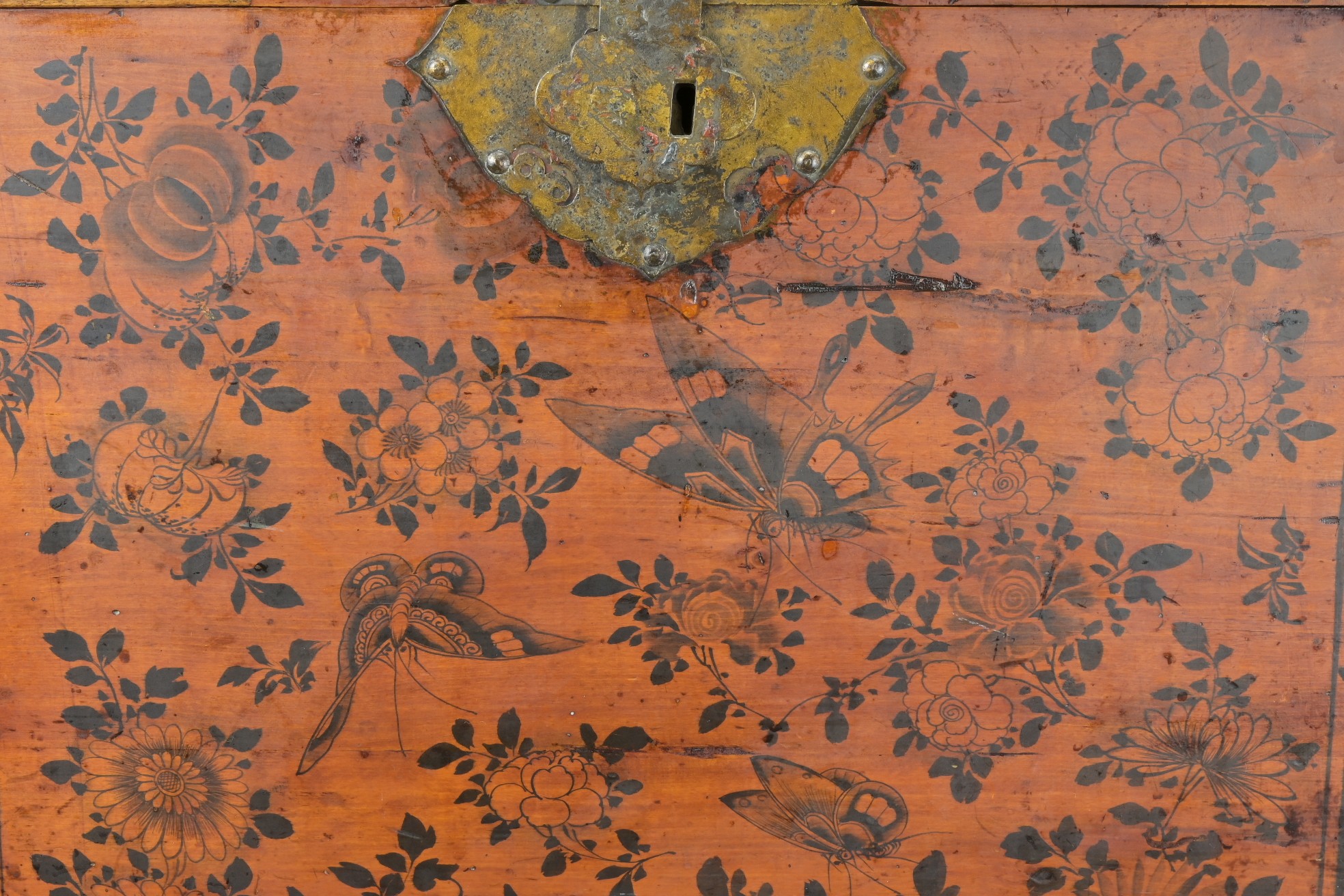 A CHINESE LACQUER PENWORK WOODEN TEA CHEST, MID-19TH CENTURY. Of rectangular form, in red lacquer - Image 7 of 9