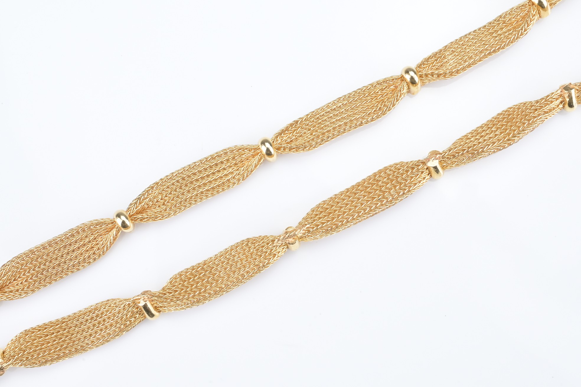 AN ANTIQUE 18CT YELLOW GOLD NECKLACE. The necklace with flat mesh design with fifteen clamped - Image 3 of 5