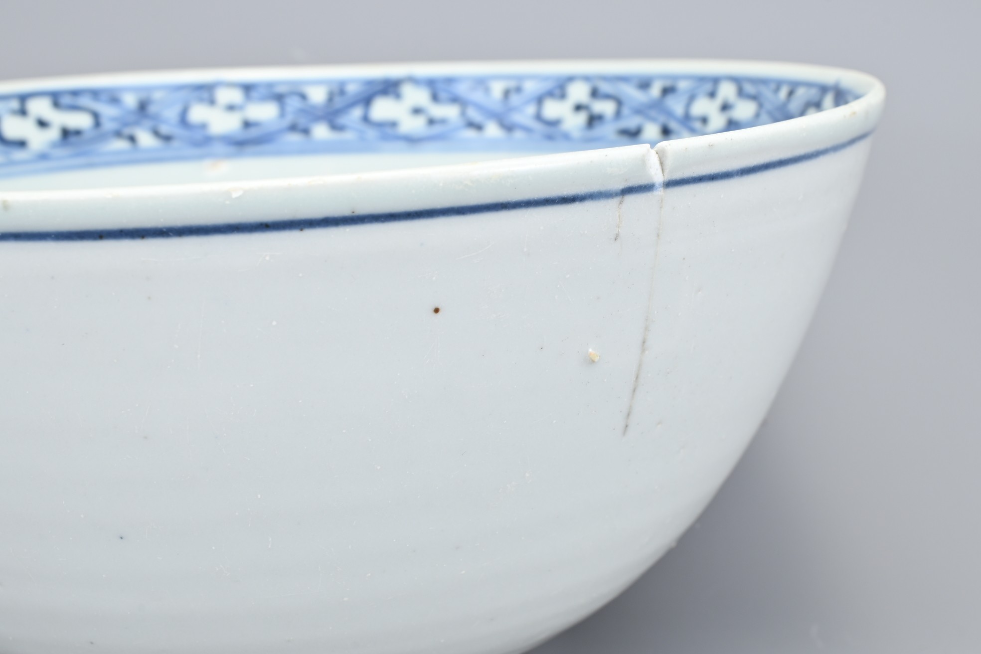 A LARGE CHINESE BLUE & WHITE PORCELAIN BOWL, MING DYNASTY, 16TH CENTURY. Decorated with a floral - Image 8 of 10