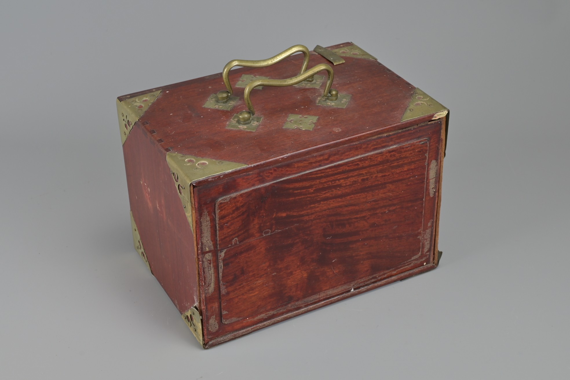 A CHINESE MAHJONG SET, EARLY 20TH CENTURY. Wooden carrying box with brass mounts and handle, - Image 3 of 4