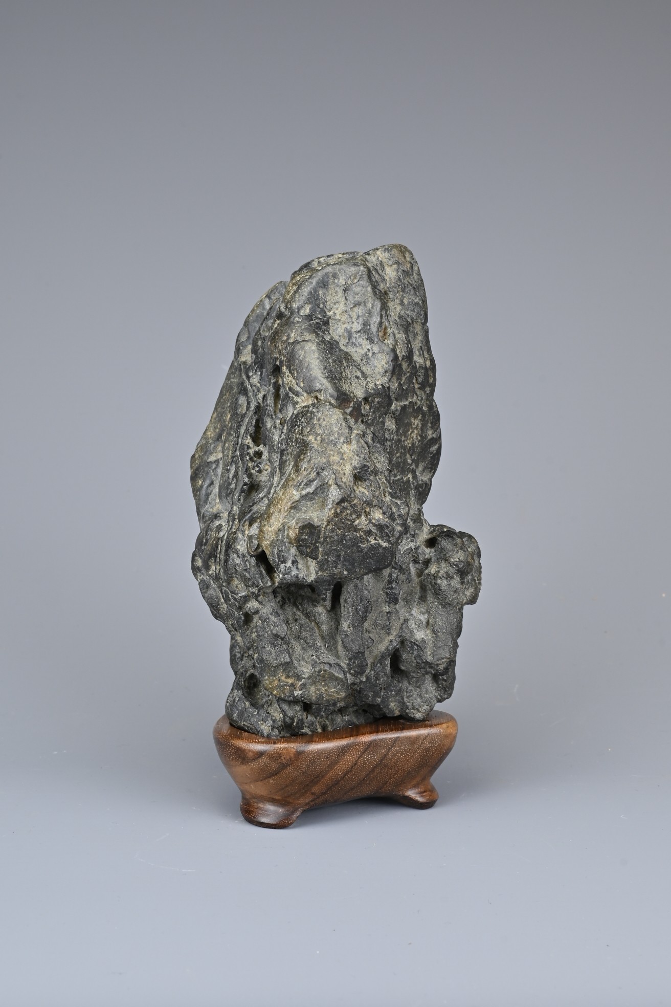A CHINESE YING SCHOLAR ROCK, QING DYNASTY. Blackish-grey tone stone upright in the form of a - Image 4 of 5