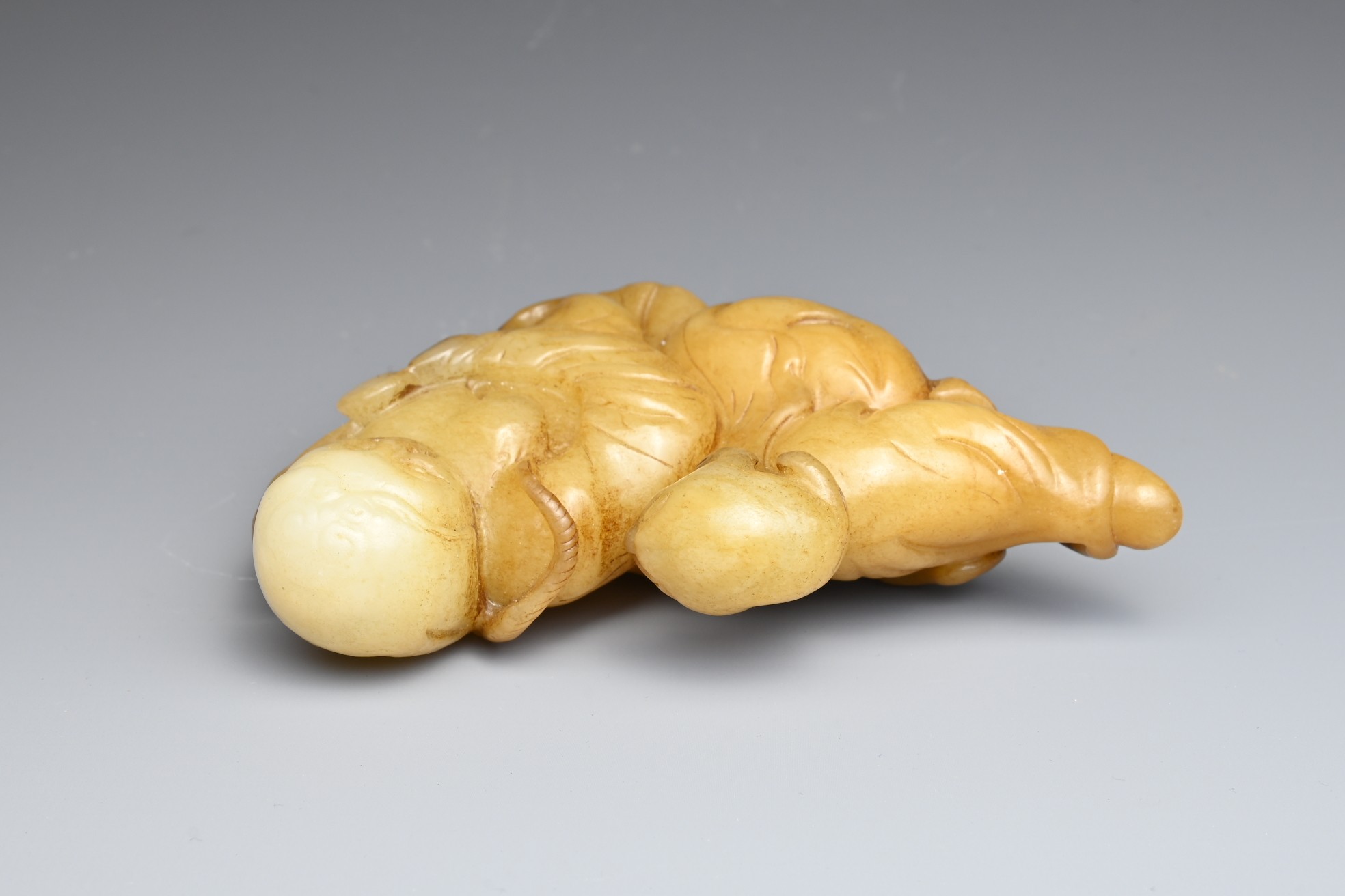 A CHINESE JADE CARVING OF LIU HAI AND TOAD. The figure reclining holding a cash coin and the toad on - Image 8 of 8