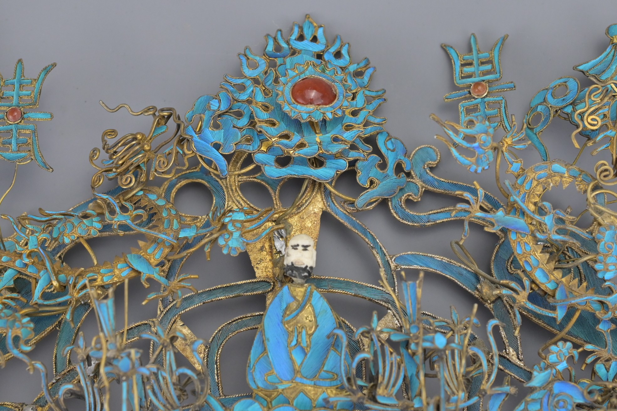 A CHINESE KINGFISHER FEATHER MOUNTED HEADDRESS, LATE QING/EARLY REPUBLIC. The arched pierced - Image 2 of 7