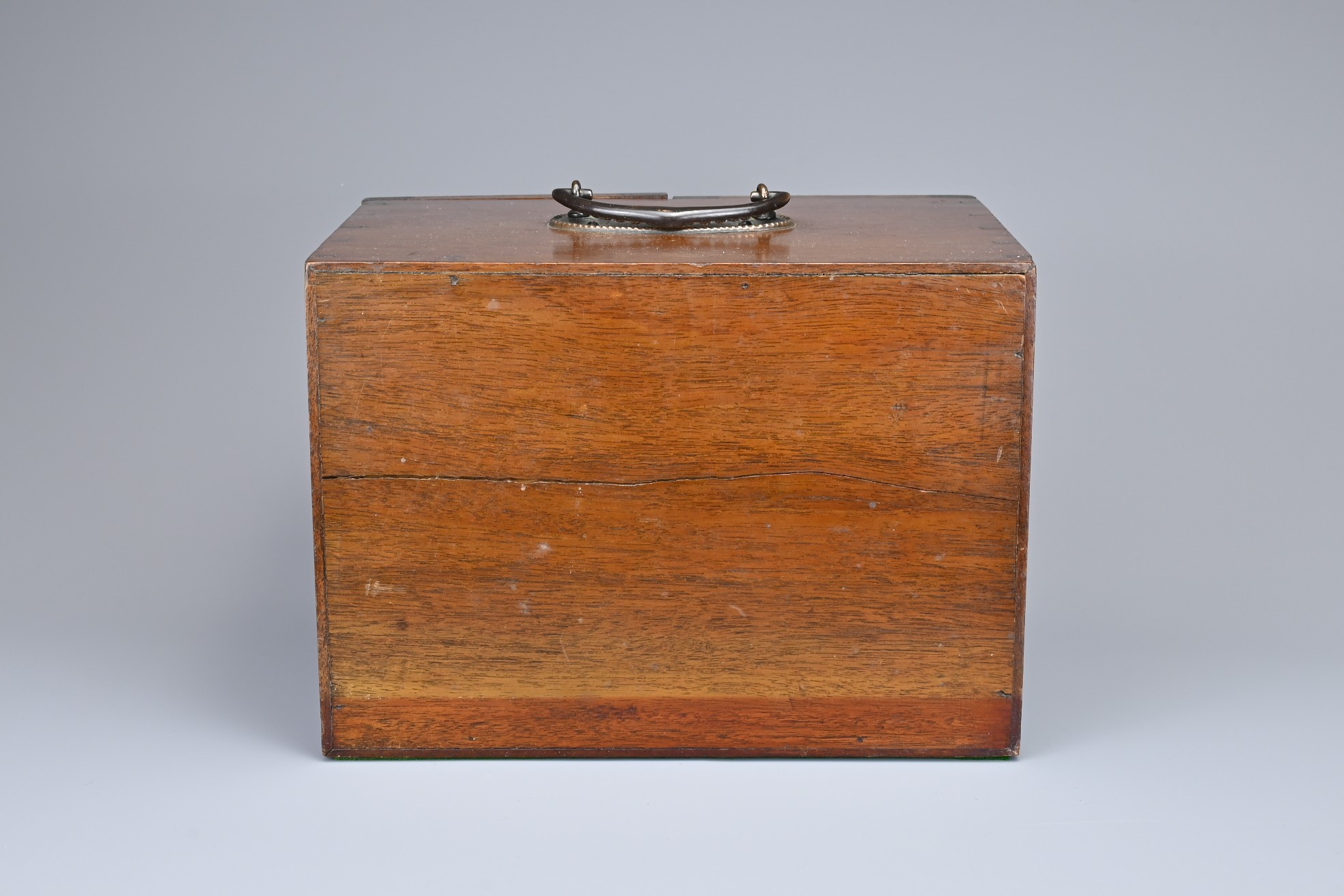 A CHINESE BOXED MAHJONG SET, EARLY 20TH CENTURY. Bone and bamboo pieces within a hardwood carrying - Image 4 of 8